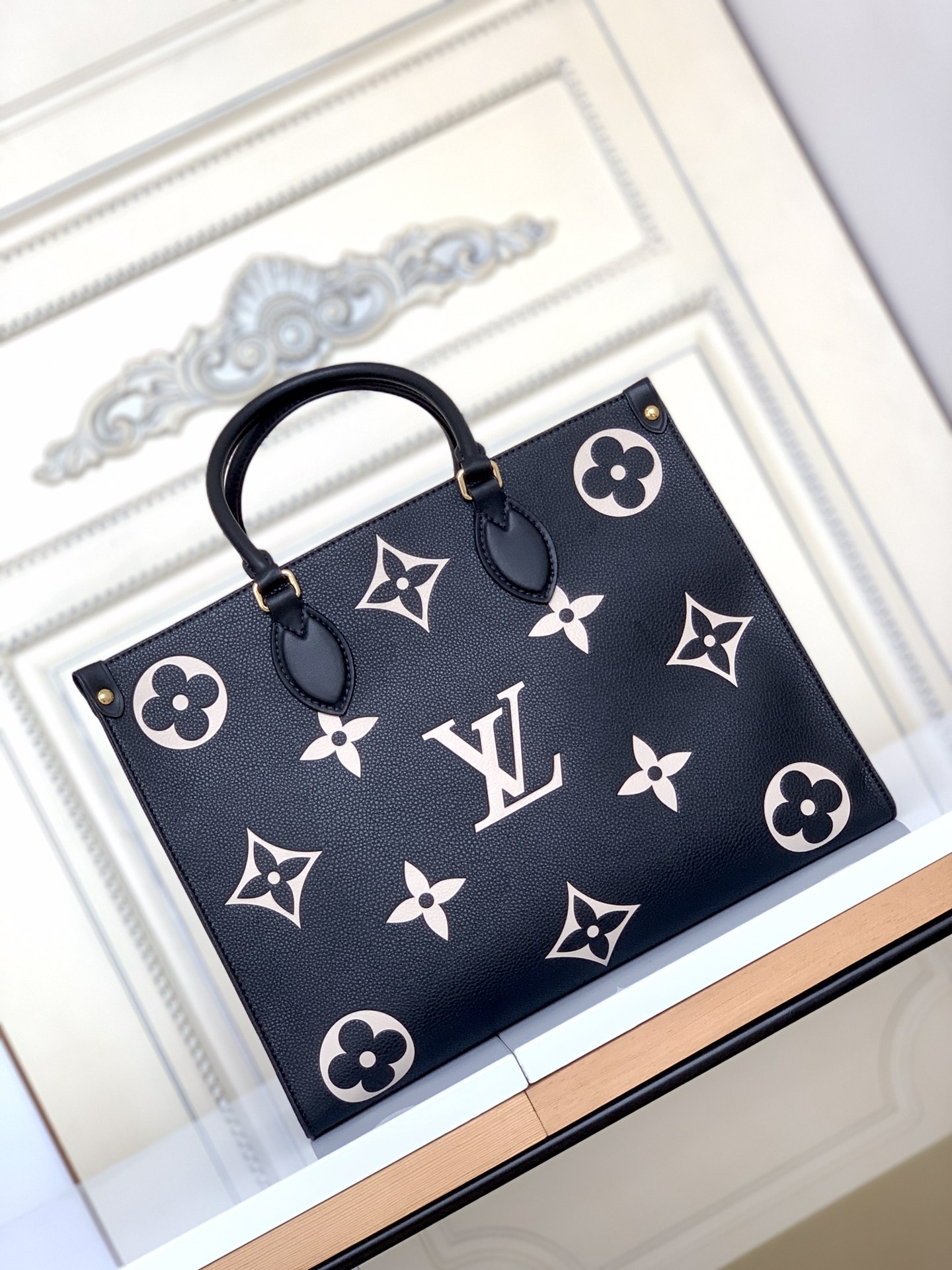 TOP Louis Vuitton LV On The Go Empreinte 2 Tones Tote MM 34.0 x 26.0 x 13.0 cm - Black and Cream