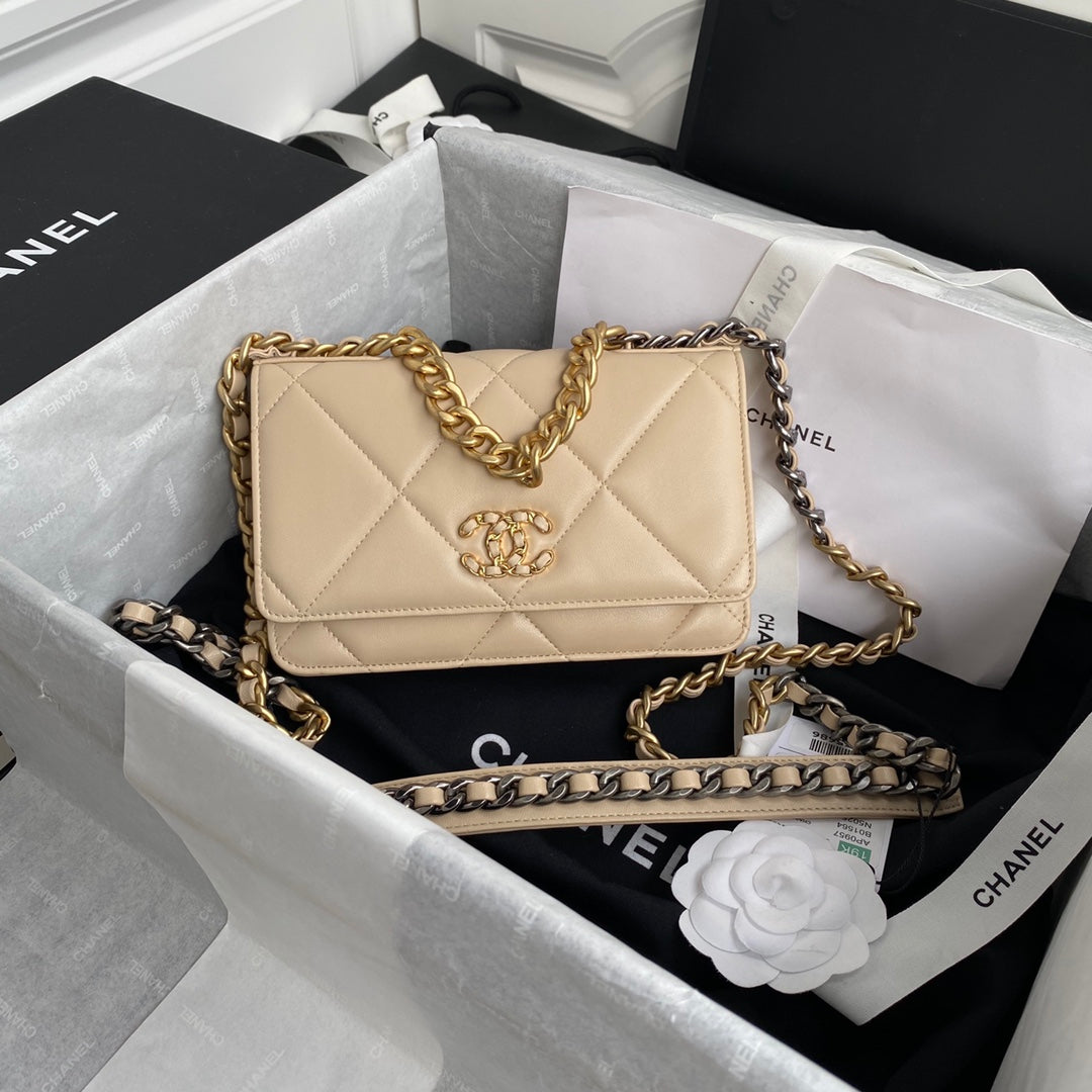 TOP CHANEL 19 WOC Bag - Beige