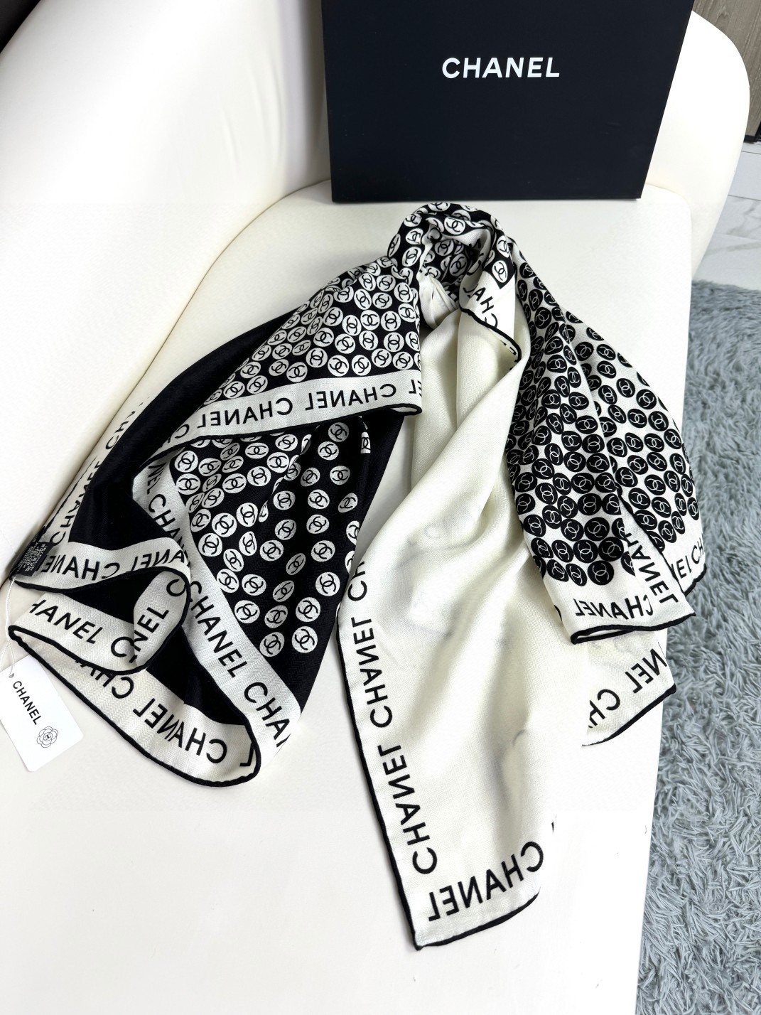 TOP CHANEL Bubble Letter Petals Cashmere Scarf 140X140 cm - Black and White