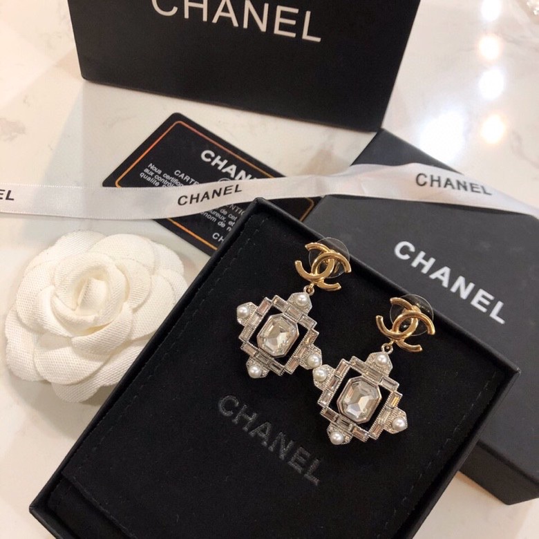 TOP CHANEL Classic Zircon Stud Earrings