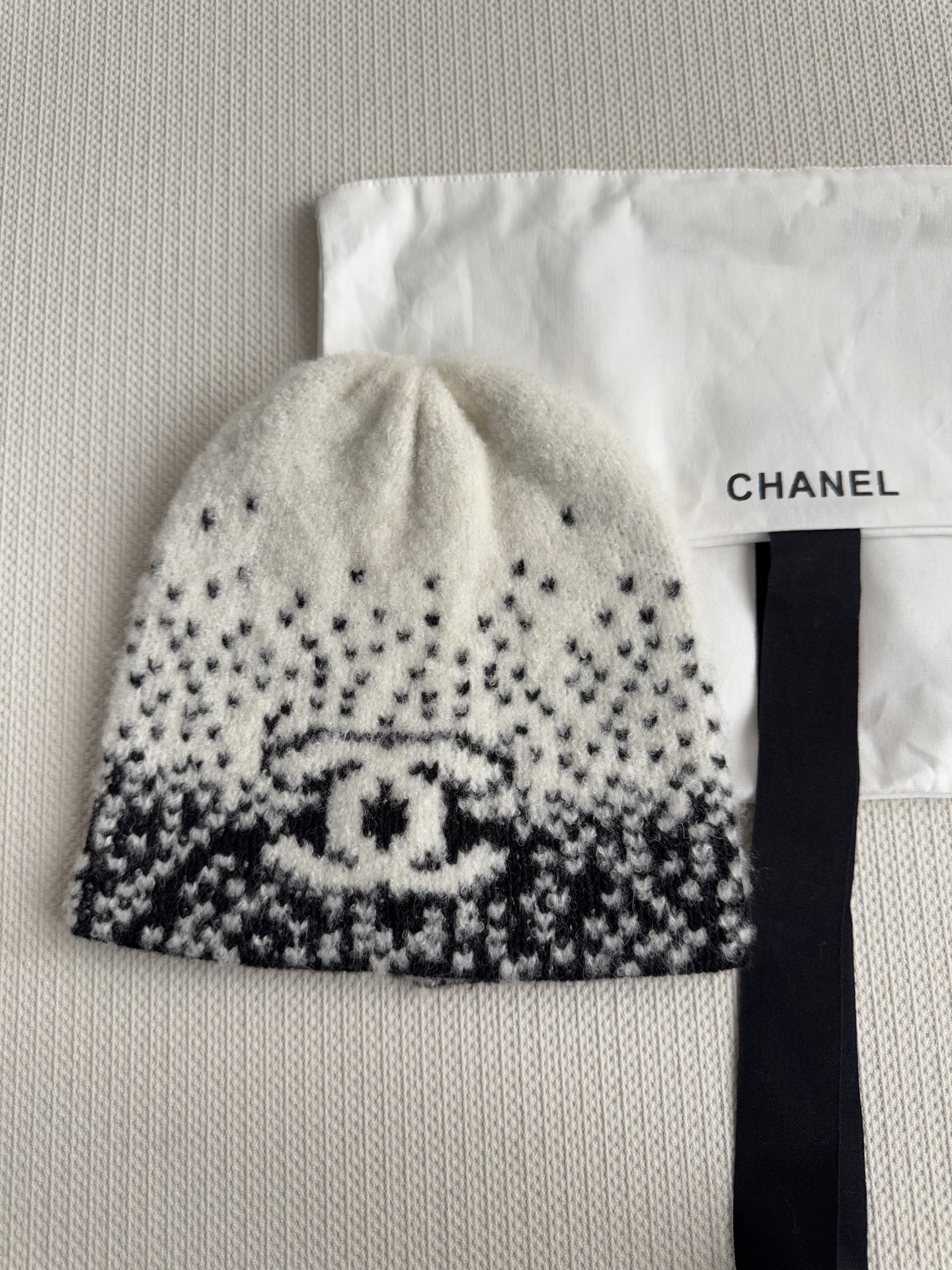 TOP CHANEL Knitted Hat + Scarf - White