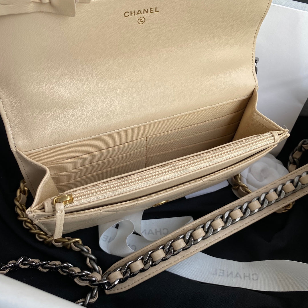 TOP CHANEL 19 WOC Bag - Beige