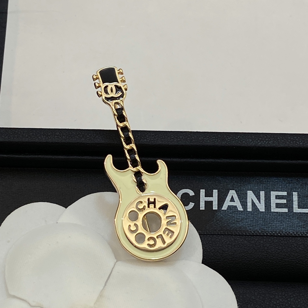 TOP CHANEL Guitar Brooch