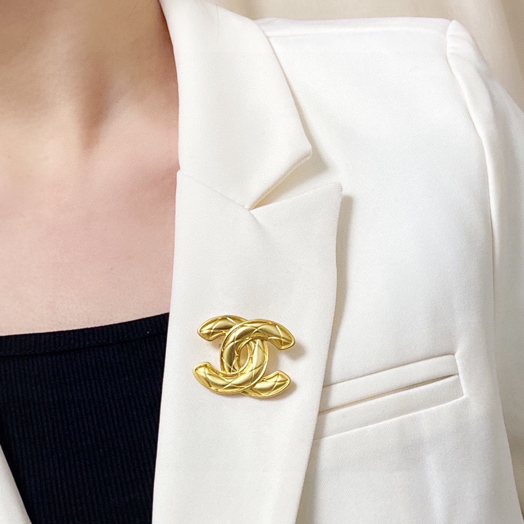 TOP CHANEL Gold Retro Style Brooch
