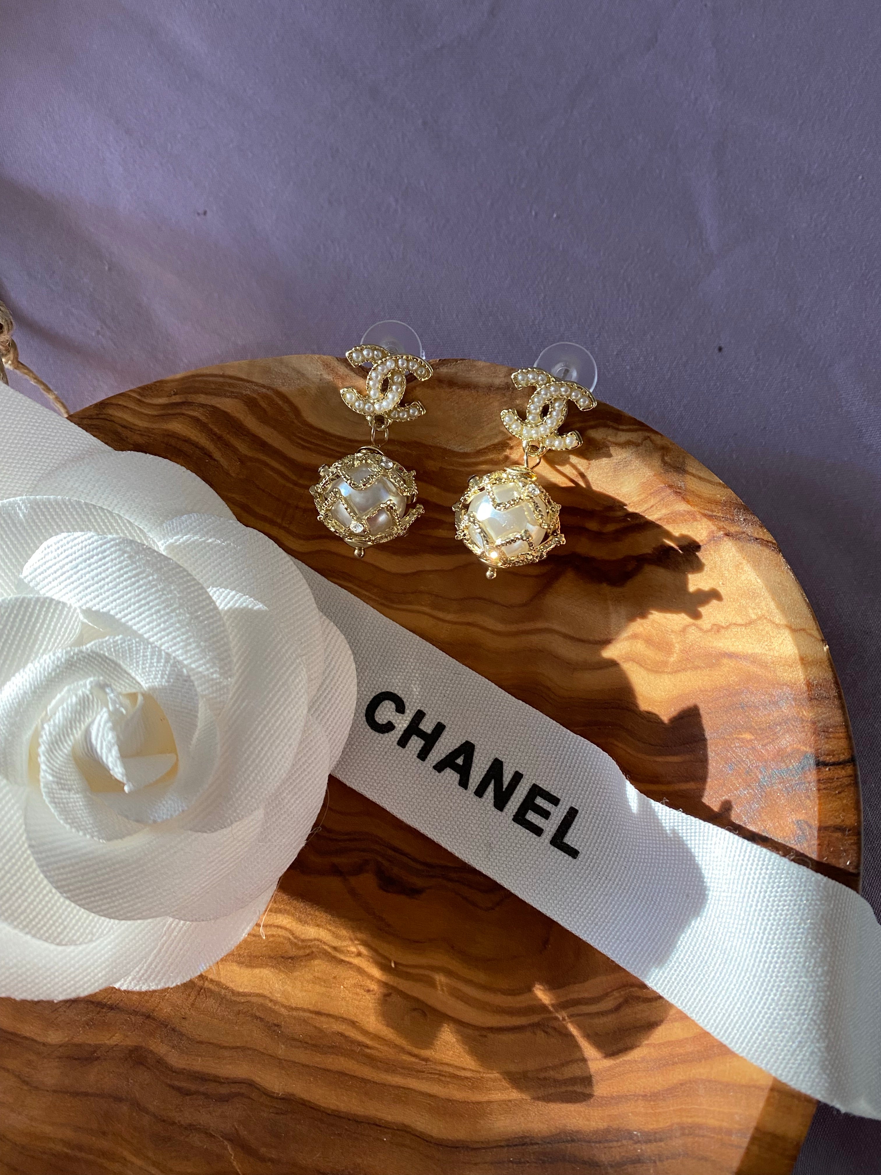 TOP CHANEL Dangle Pearl Earrings