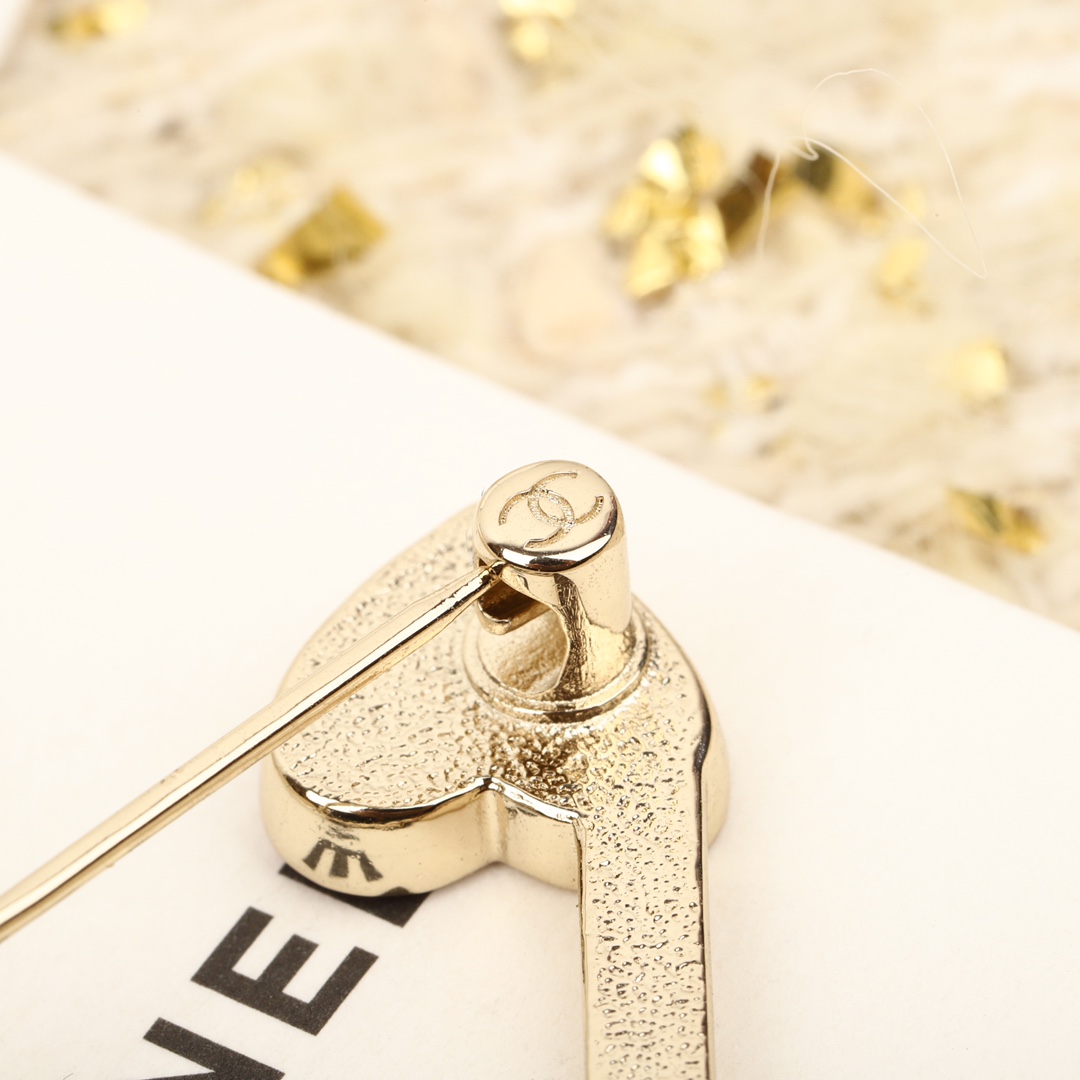 TOP CHANEL Note Brooch-Pink