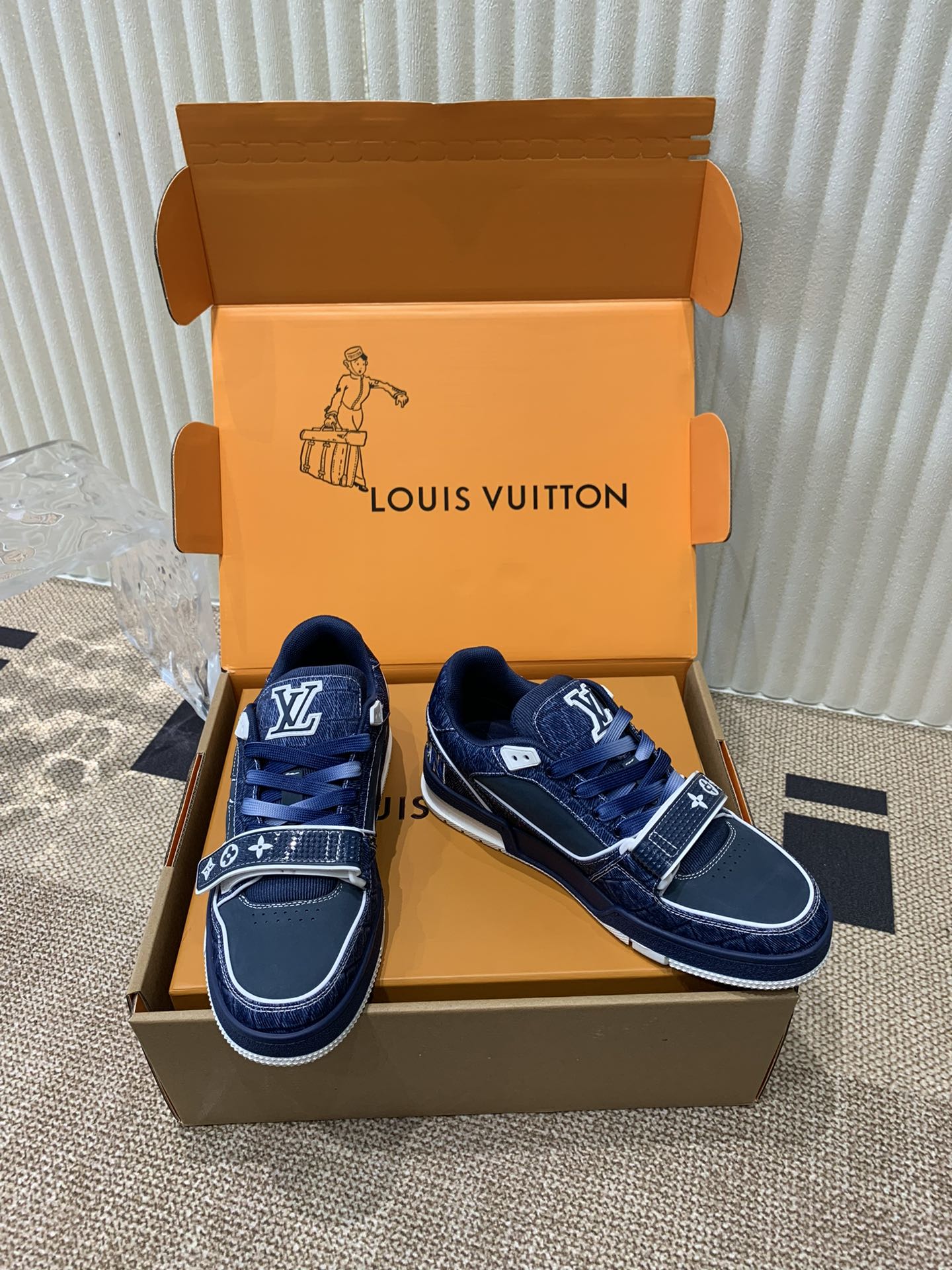 TOP Louis Vuitton LV Sneakers - 3 Colors