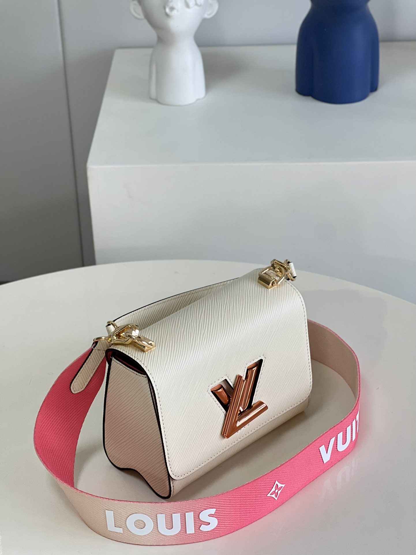 TOP Louis Vuitton LV  Epi Twist Bag 23 x 17 x 9.5 cm-White