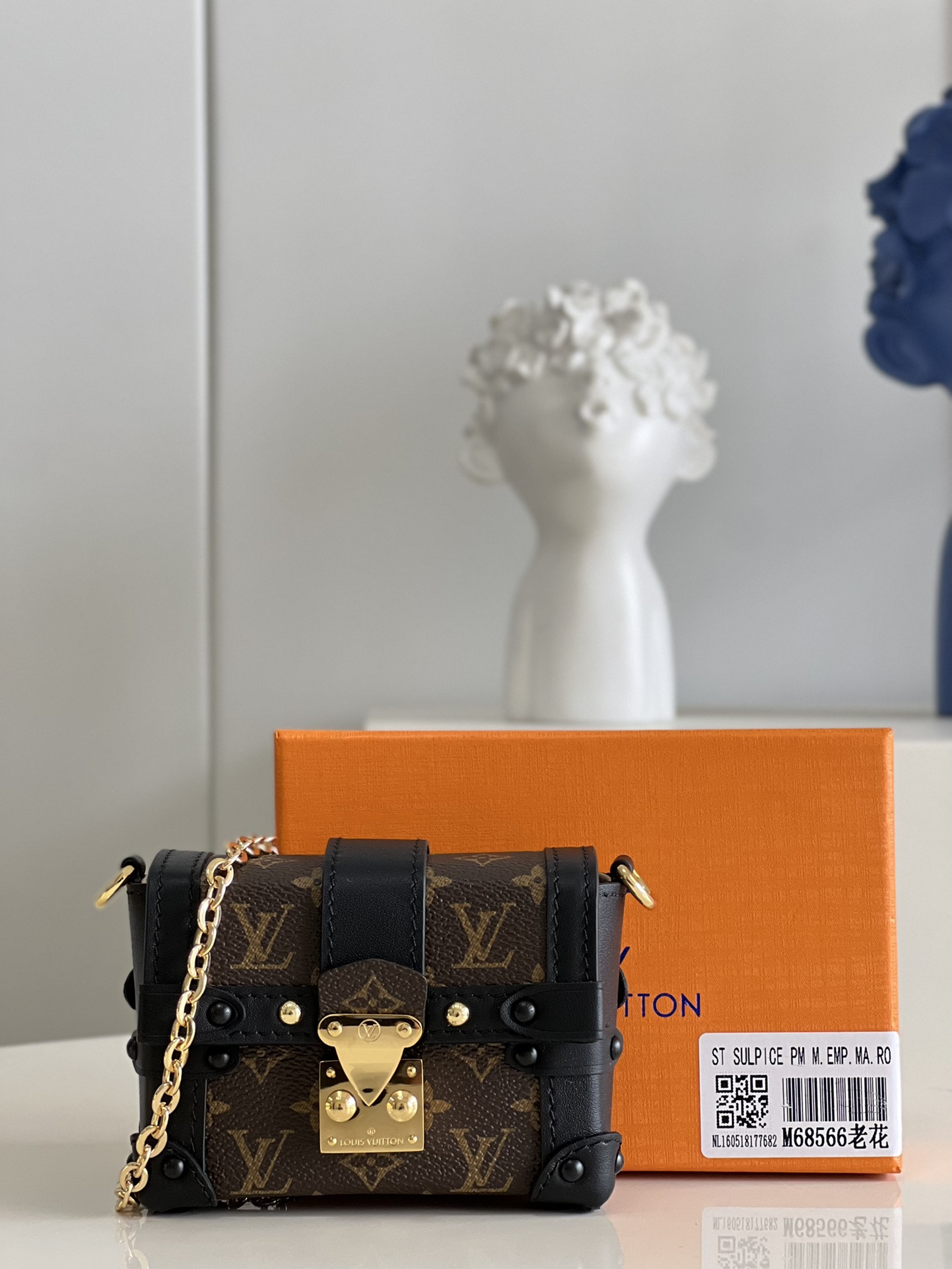 TOP Louis Vuitton LV Essential Trunk Bag 7.5 x 10.5 x 4.0 cm - 2 Colors