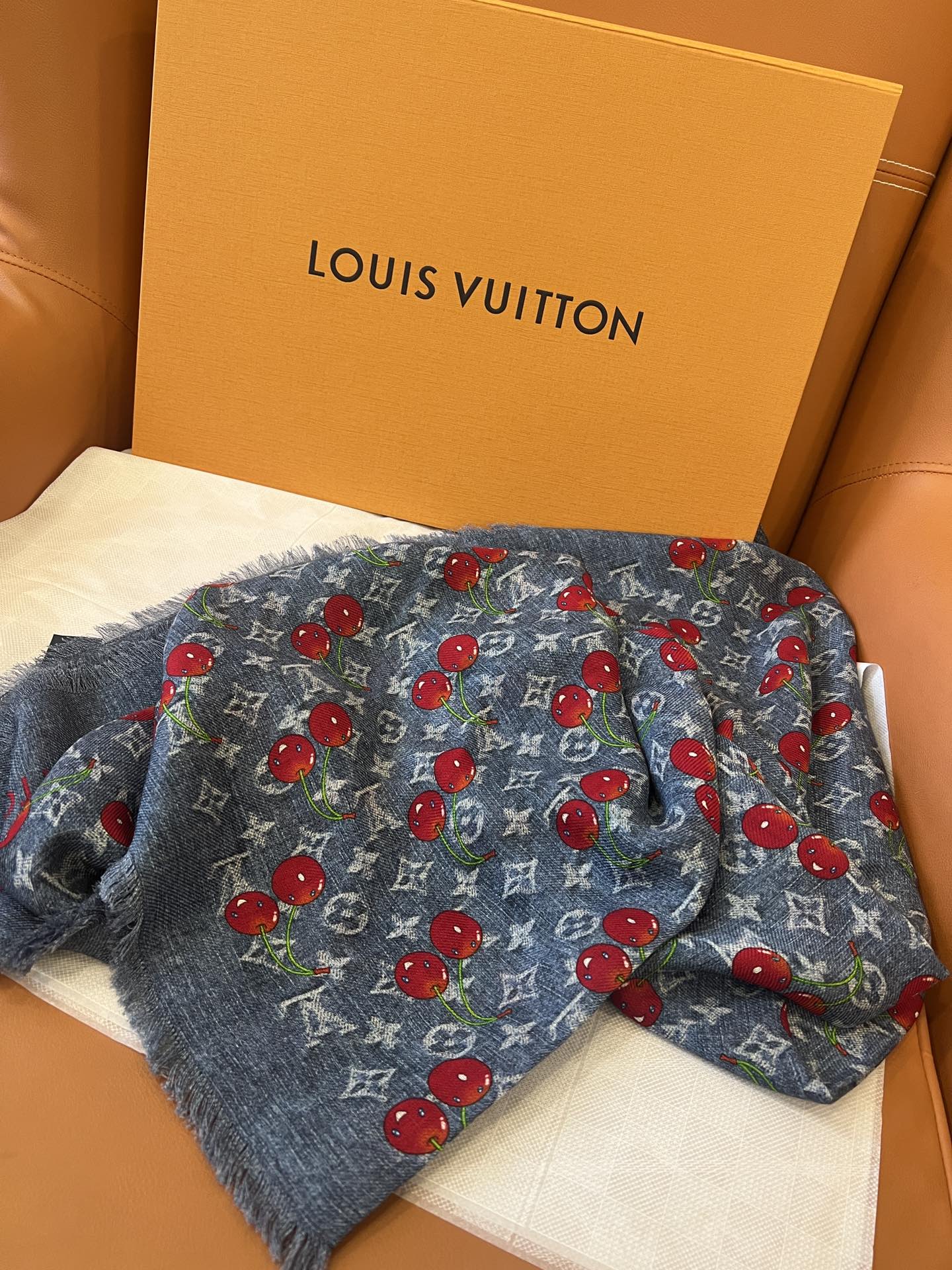 TOP Louis Vuitton LV  Cashmere Scarf 136 x 136cm - Blue