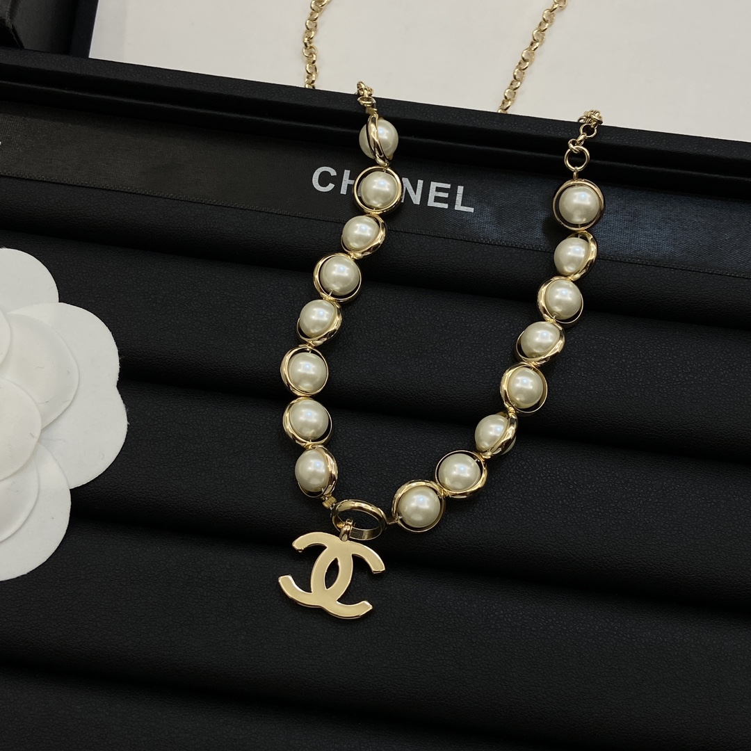 TOP CHANEL Pearl CC Necklace