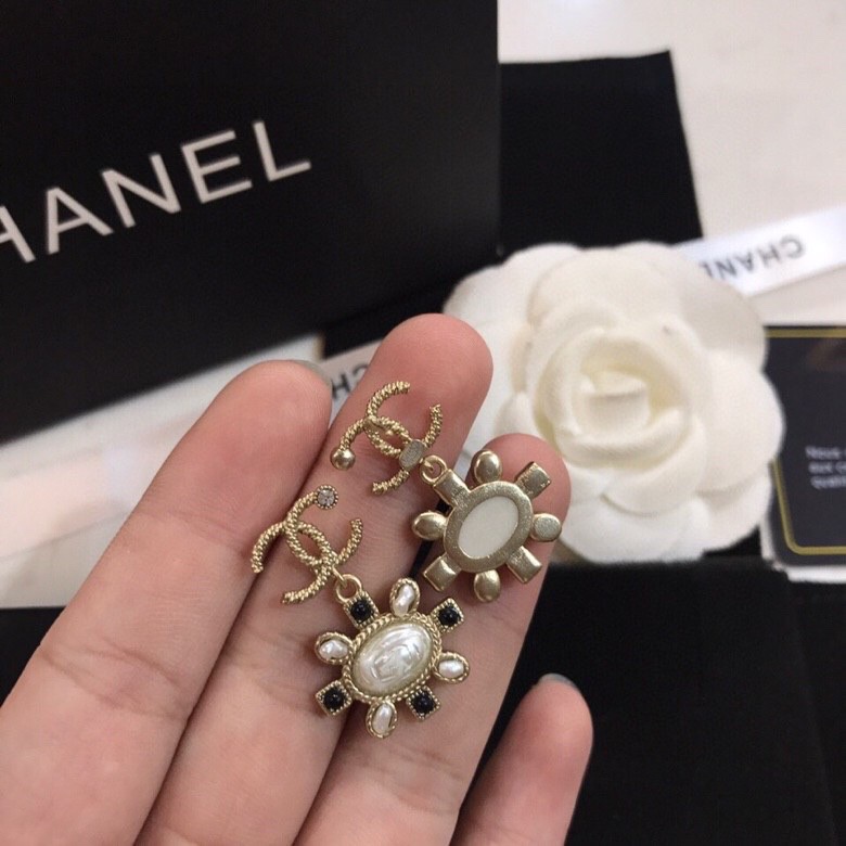 TOP CHANEL Double C Pearl Earrings