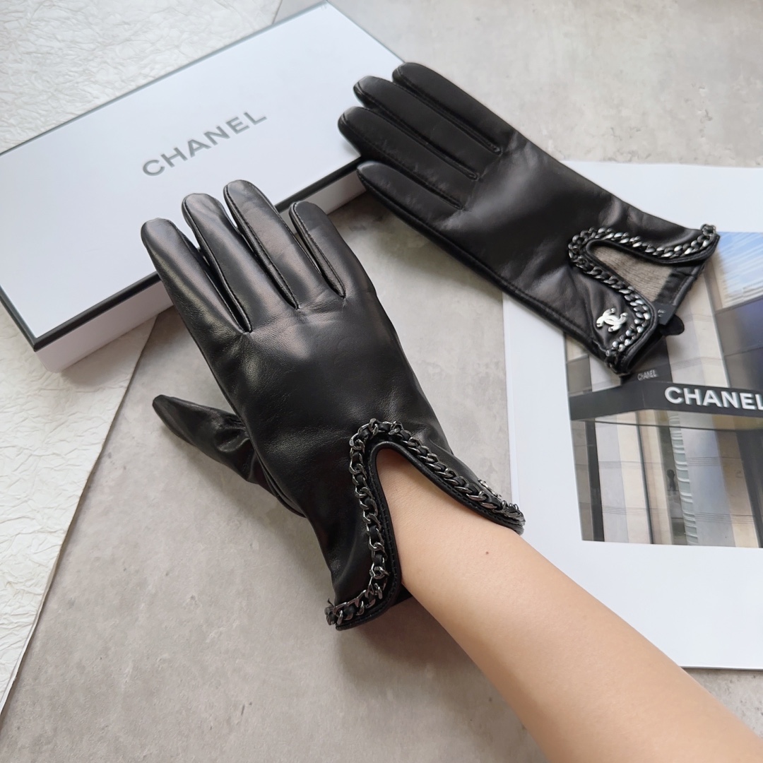 TOP CHANEL Imported Polished Sheepskin Gloves - Black