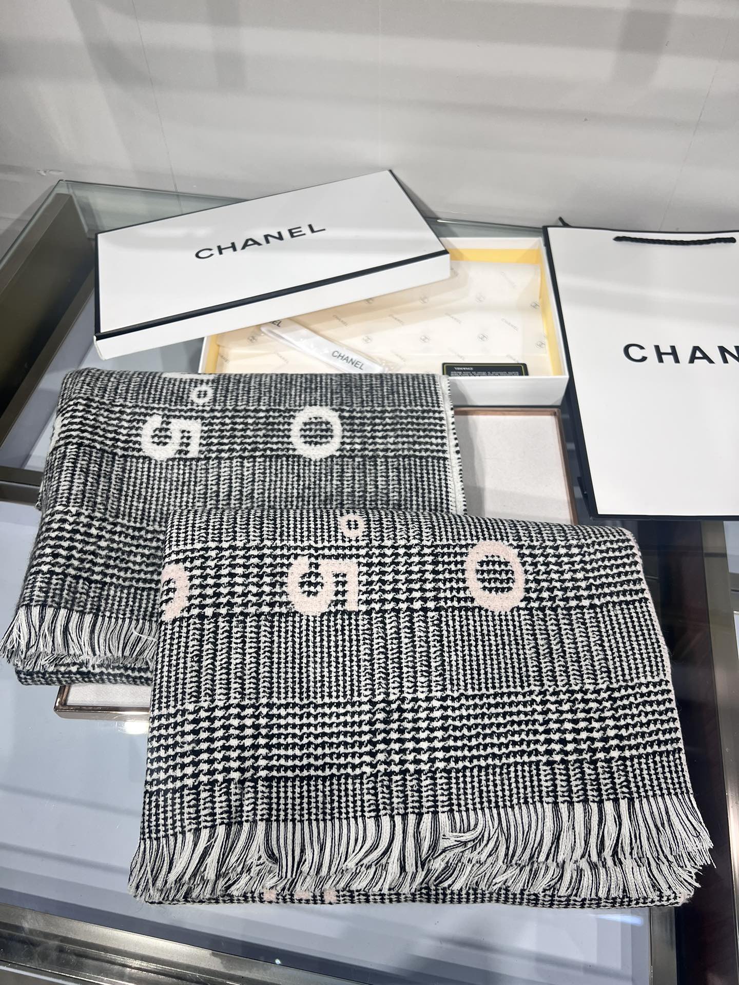 TOP CHANEL CC  Scarf 74.4x194.4cm - 2 Colors
