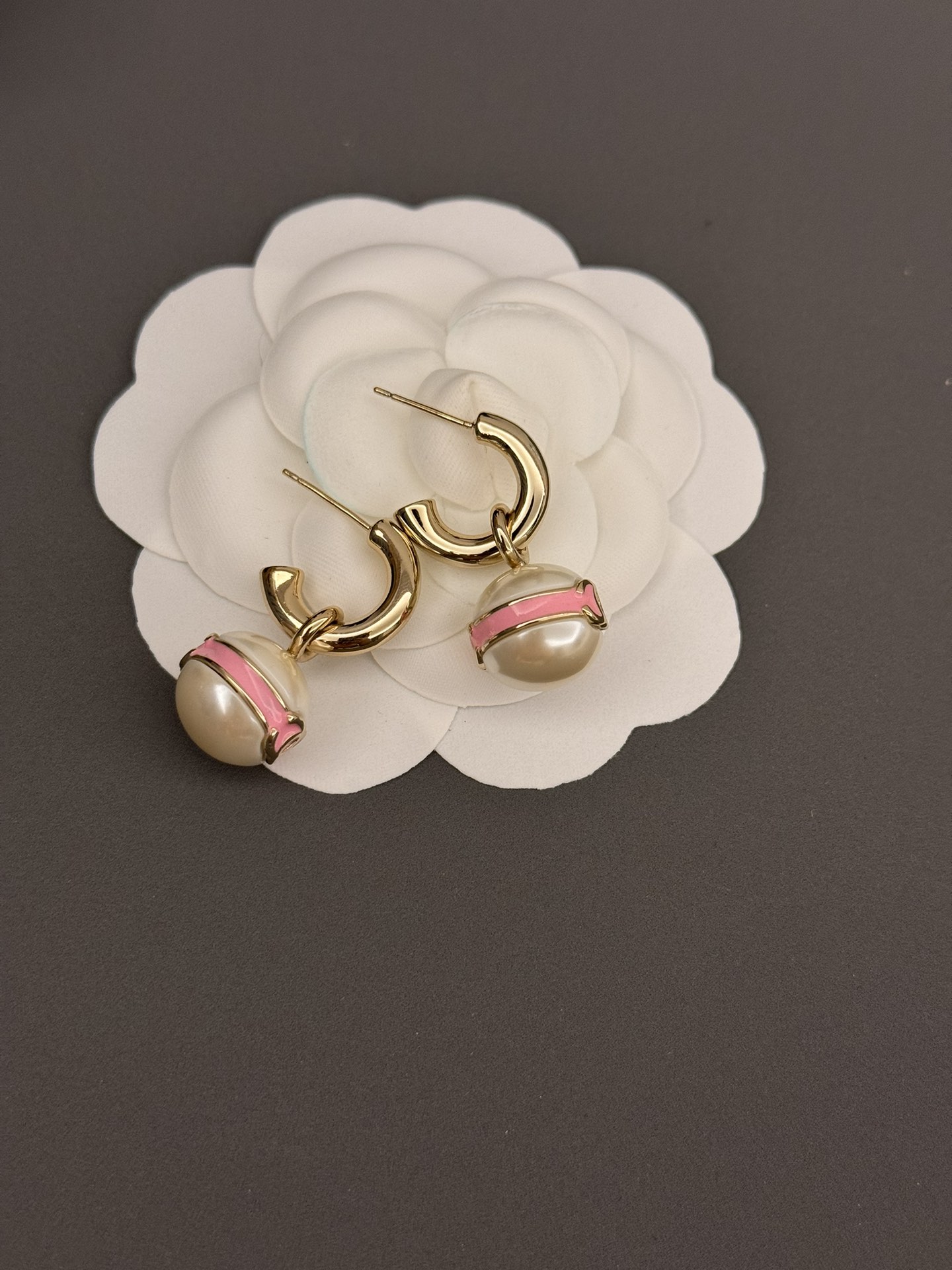 TOP CHANEL Pearl Earrings