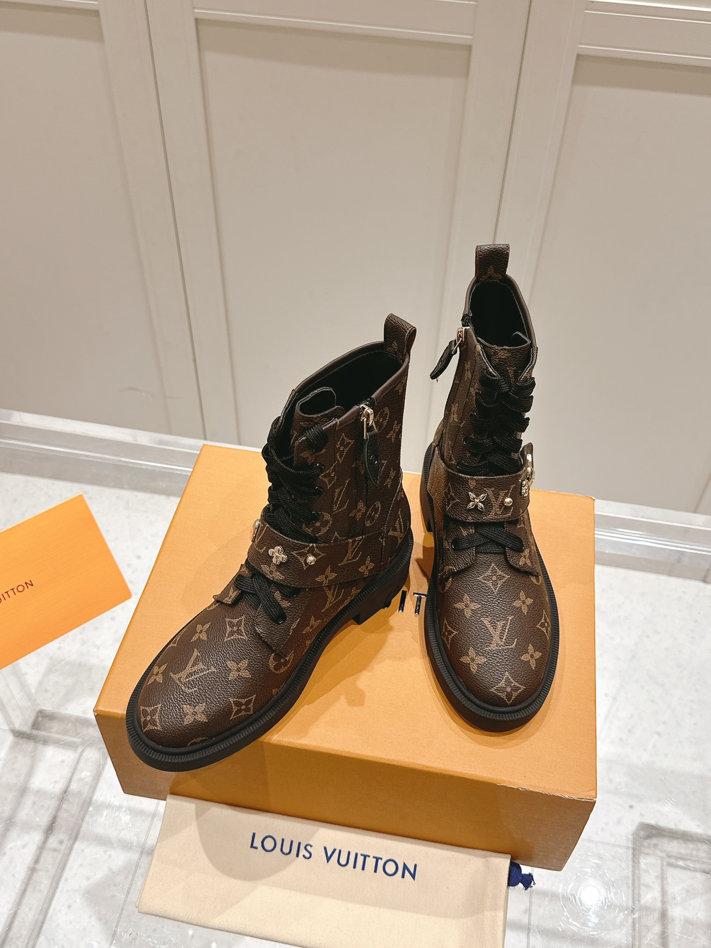 TOP Louis Vuitton LV Leather Boots with Circle LV Accessories - 3 Color