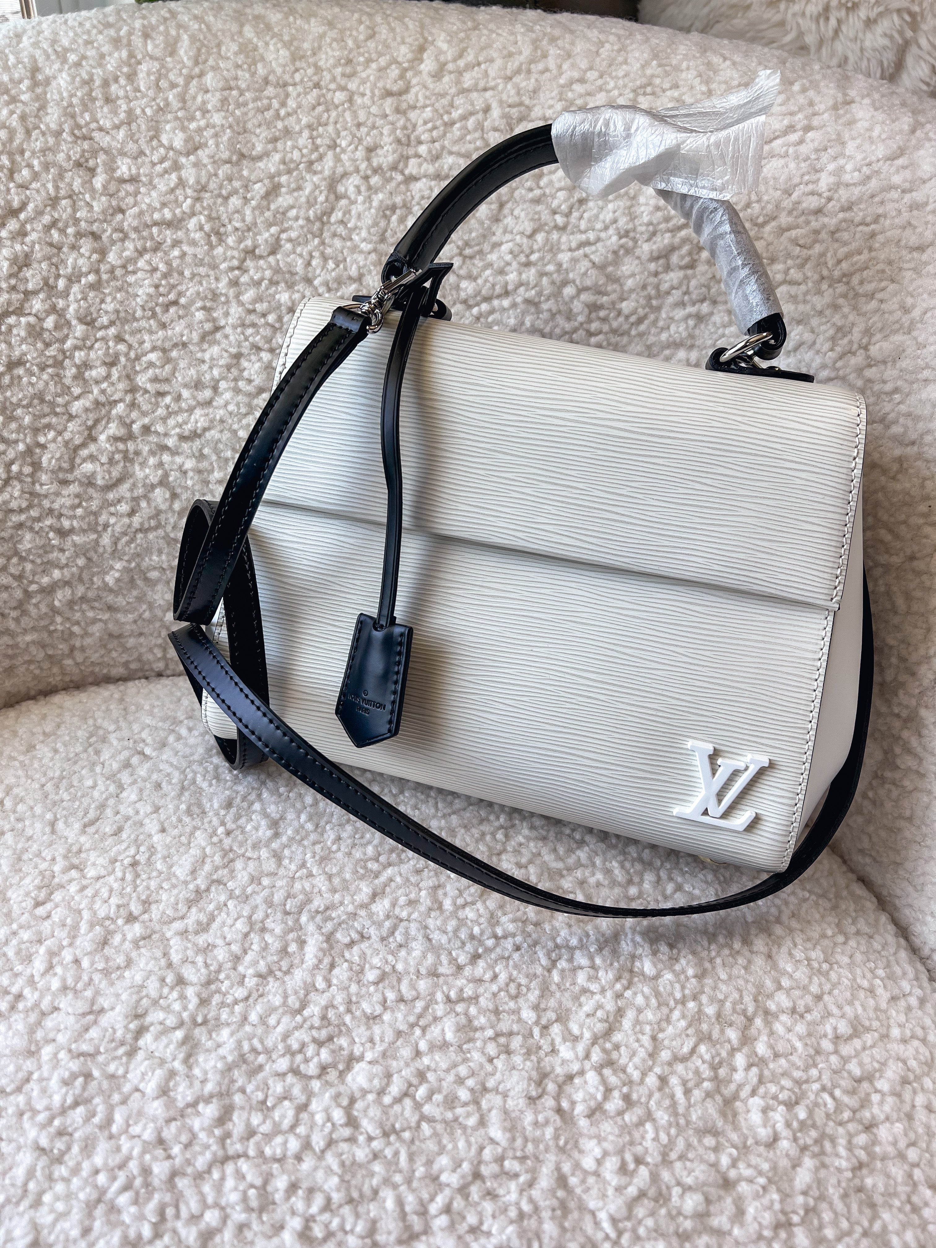 TOP Louis Vuitton LV Cluny MM Epi Leather 19 ×10 ×24 cm- White