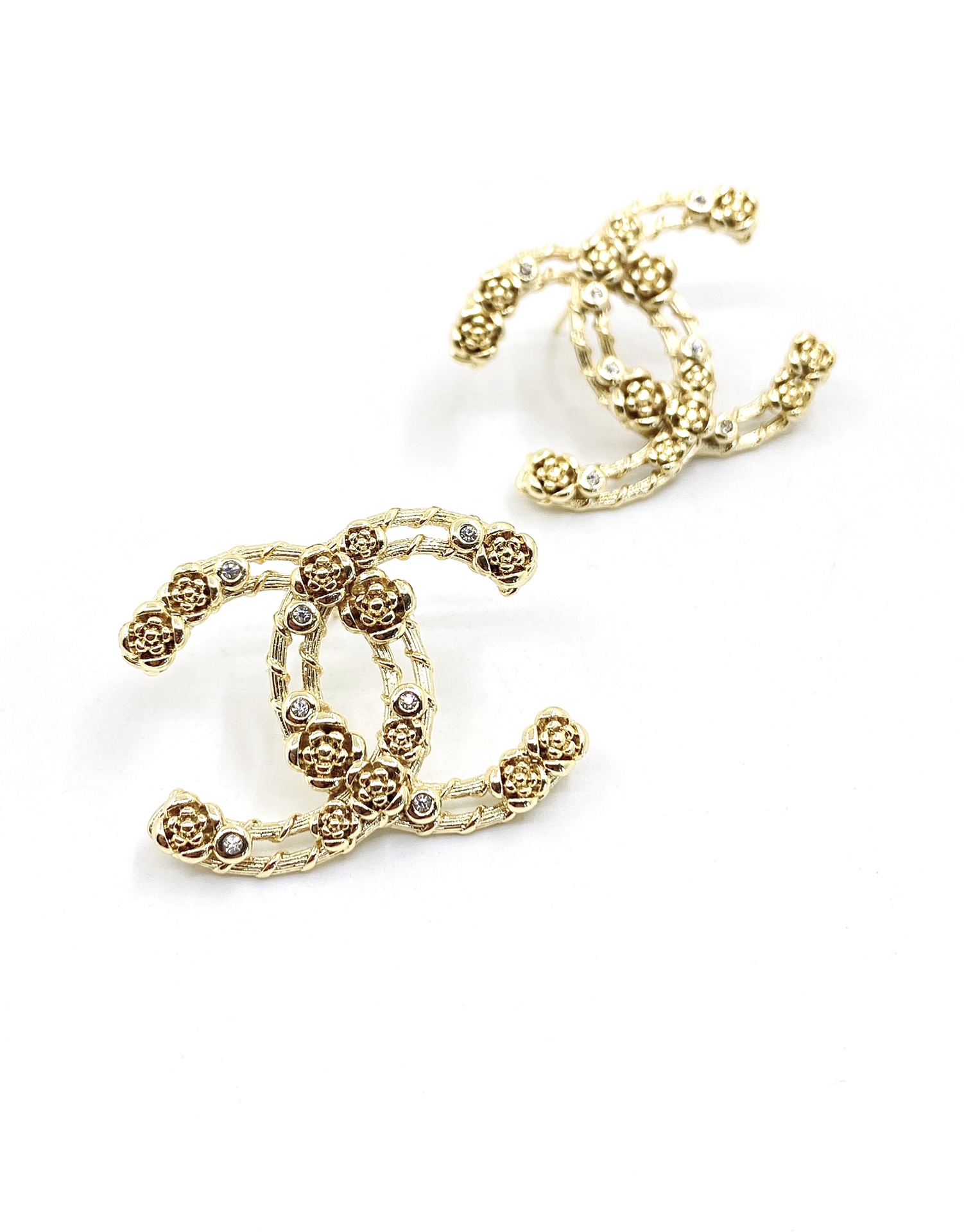 TOP CHANEL Hollow Rose Double C Earrings - Gold
