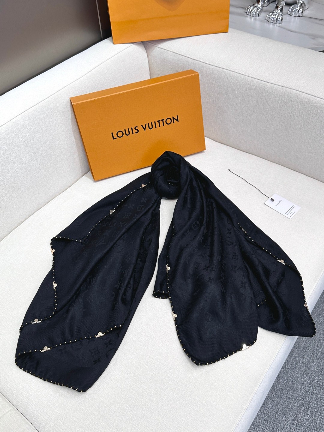 TOP Louis Vuitton LV Scarf with Gold Curling 140x140cm - Black