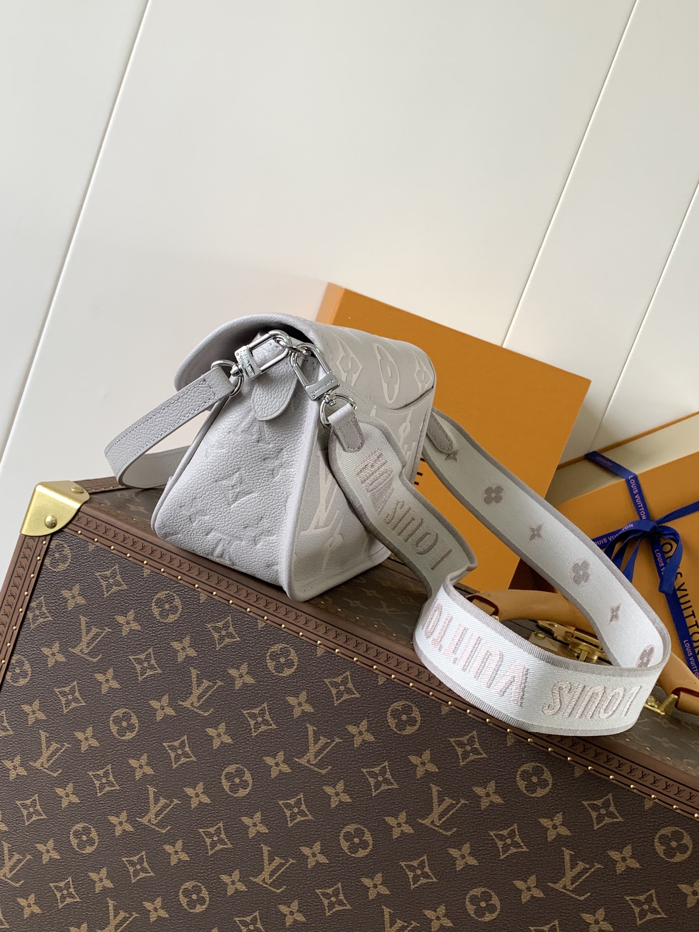 TOP Louis Vuitton LV Diane Bag Monogram Empreinte Leather 24x15x9cm - Gray