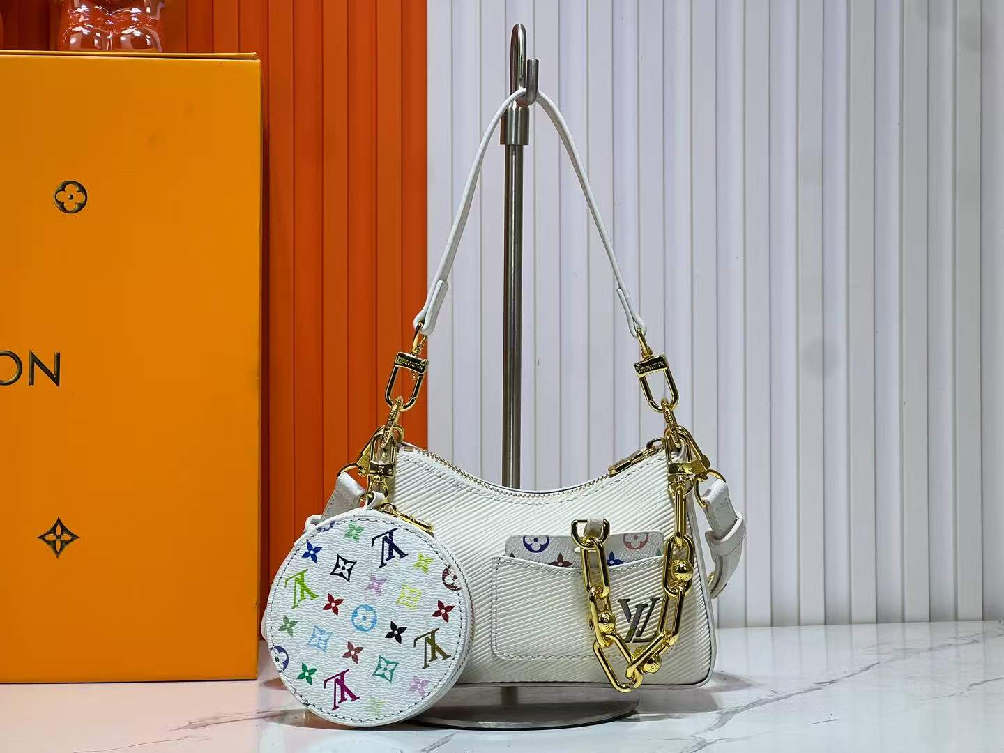TOP Louis Vuitton LV  Bag 19/13.5/6.5 cm - White