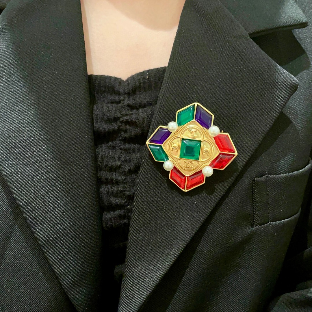 TOP CHANEL Brooch - Gold