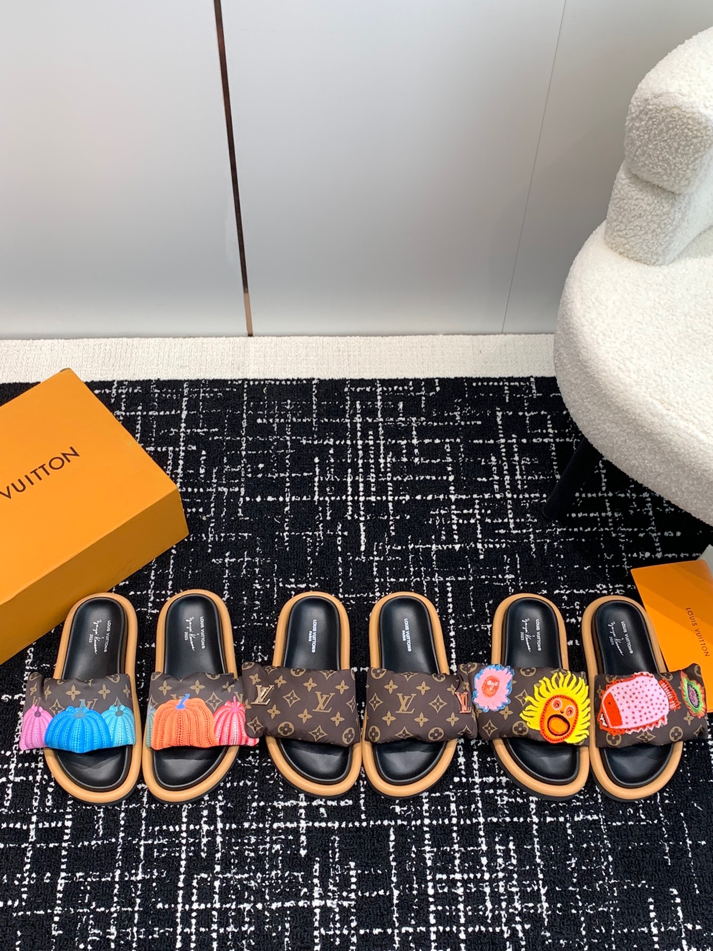 TOP Louis Vuitton LV L*V Flat Comfort quilted Sliders - 3 Colours