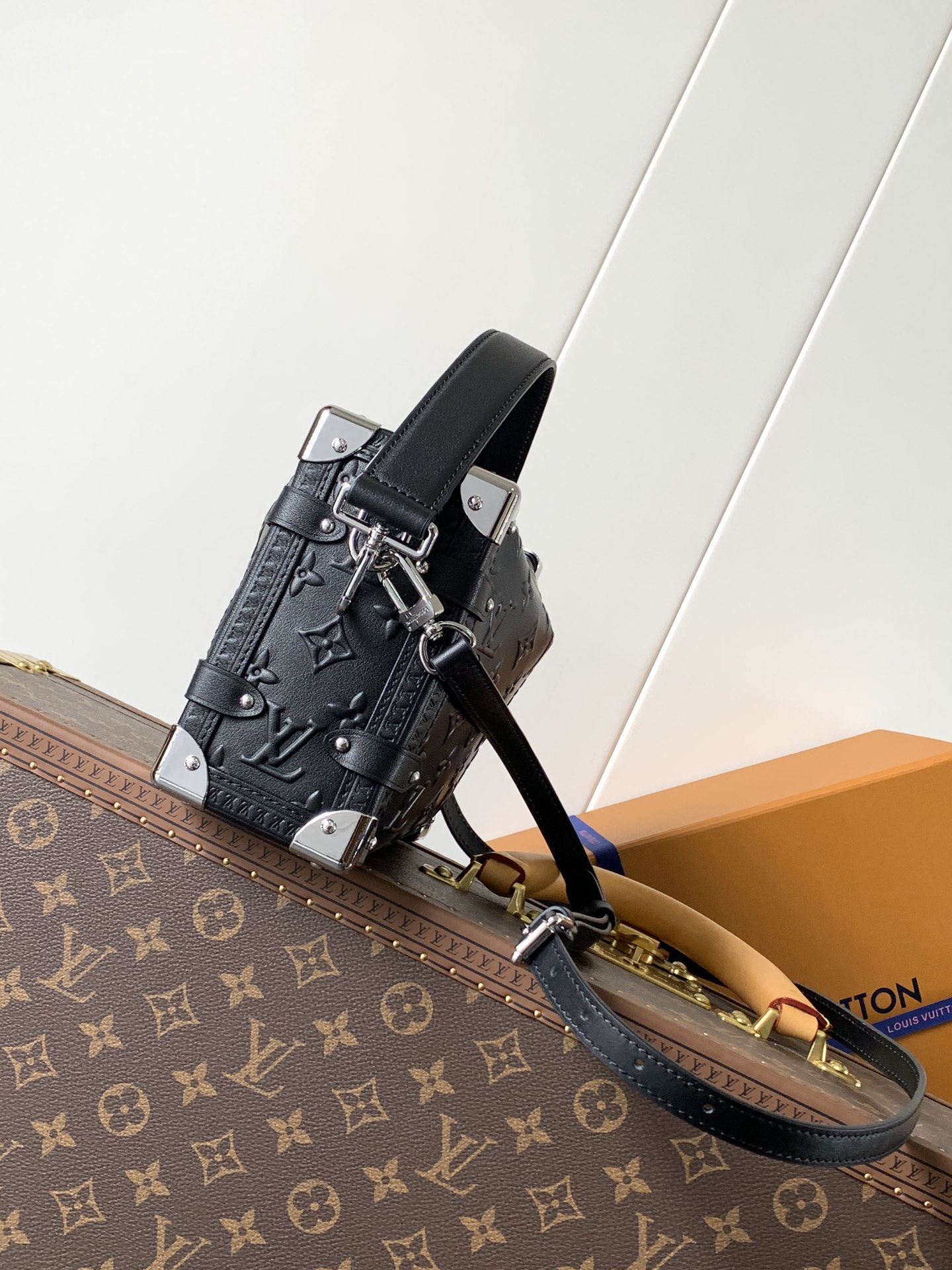 TOP Louis Vuitton LV Side Trunk Medium-Sized Handbag 16*8.5*23.5cm - Black