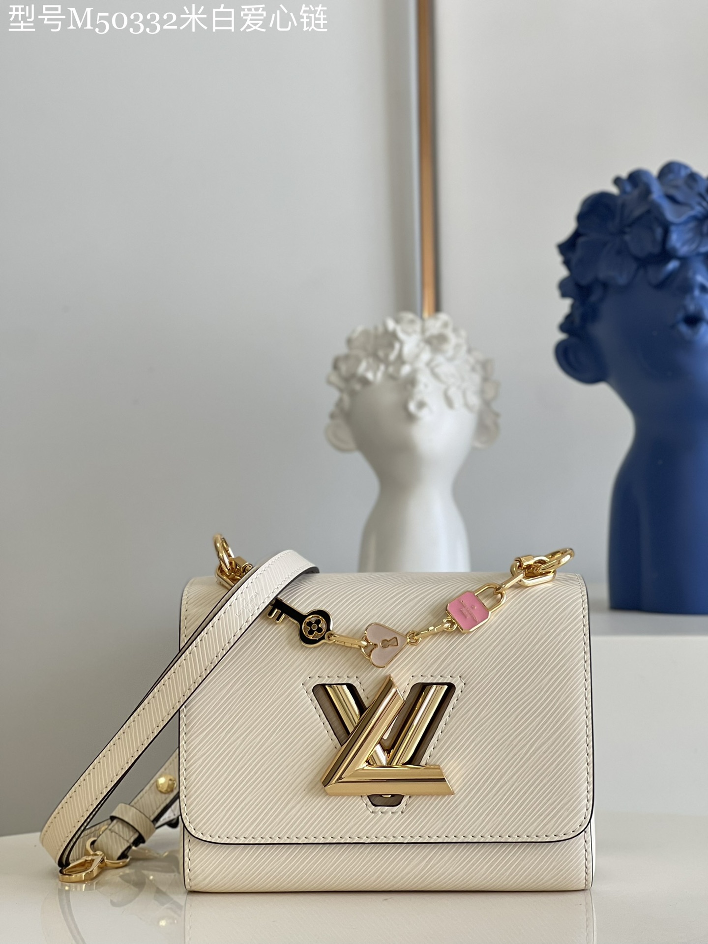 TOP Louis Vuitton LV Mini  Epi Love Chain Twist Bag  19 x 15 x 9 cm-White