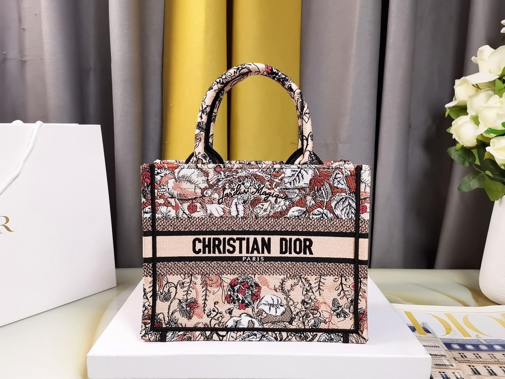 TOP Christian Dior Magic Garden Embroidery Tote Bags 26.5CM/36.5CM - 2 Sizes