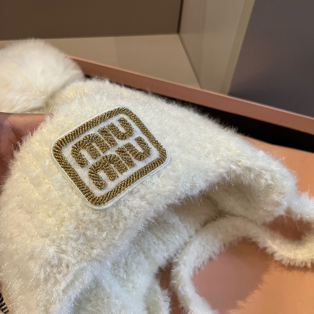 TOP Miu Miu Ear Cap - 2 Colors