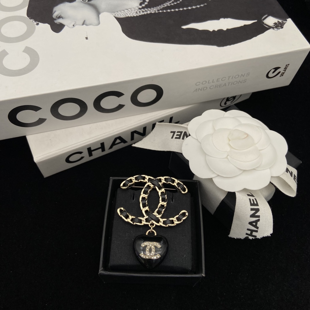 TOP CHANEL CC Heart Brooch - Black