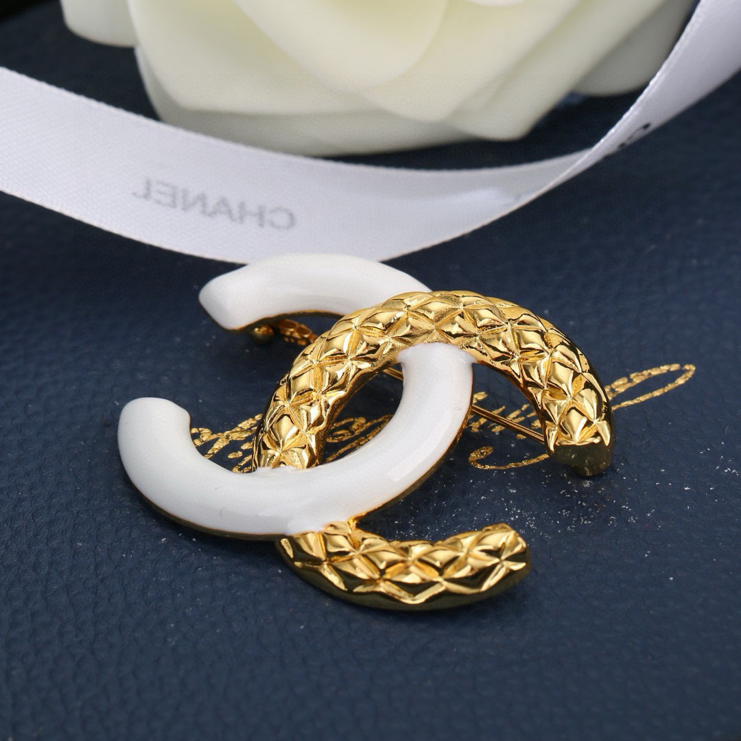 TOP CHANEL Brooch - 2 Colors