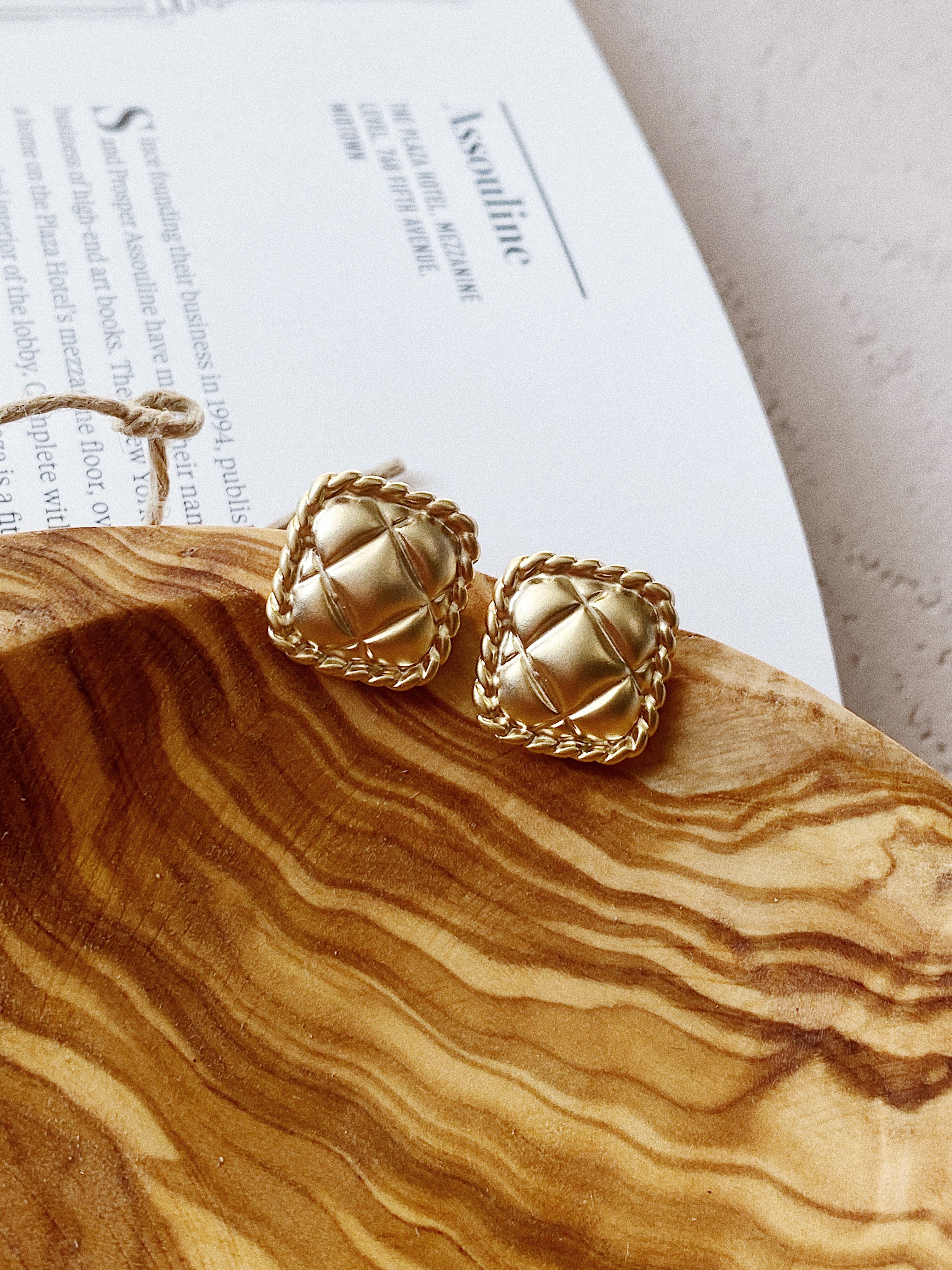 TOP CHANEL Stud Square Earrings