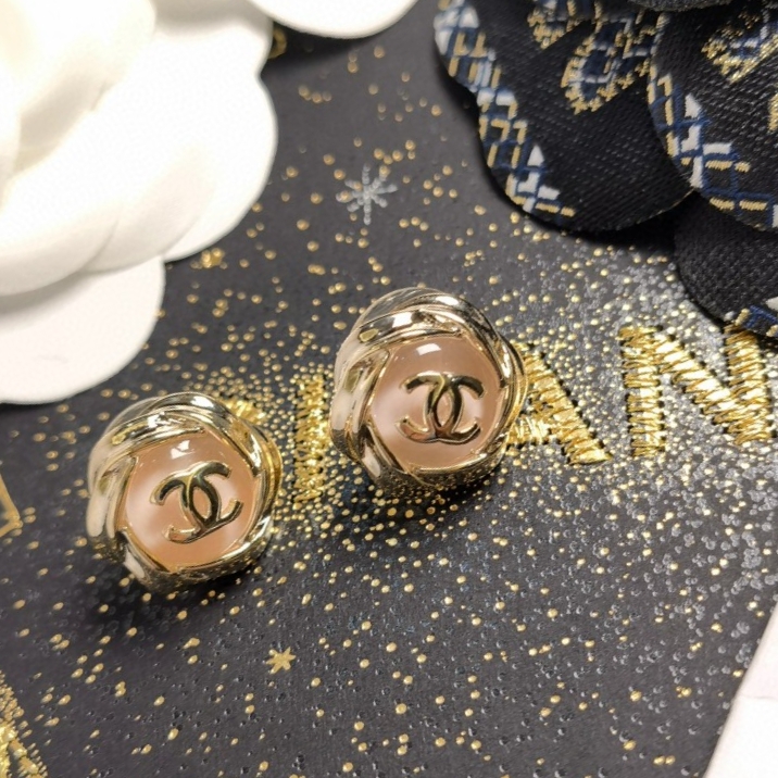 TOP CHANEL Rose Quartz Alphabet Round Earrings