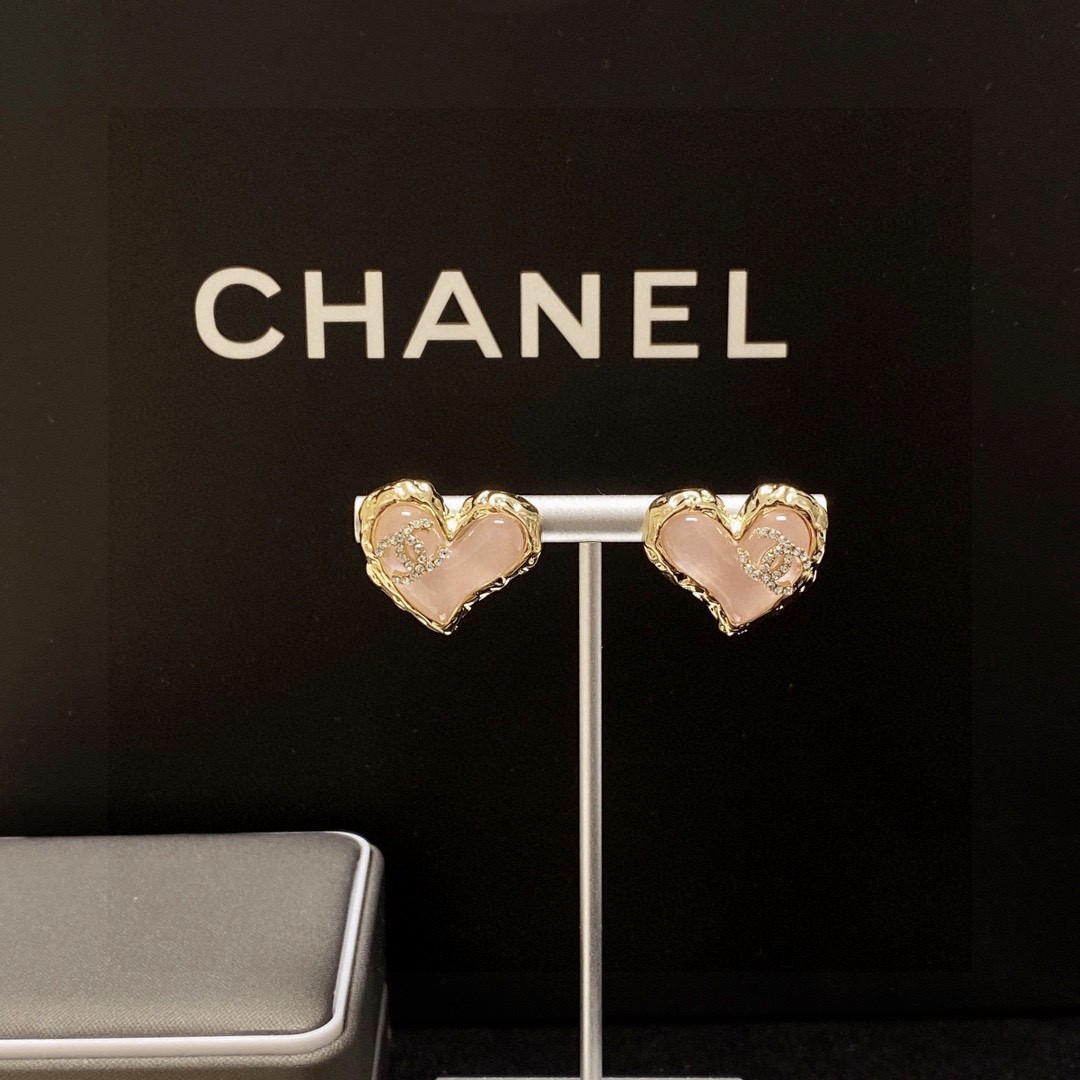 TOP CHANEL Classic Heart Stud Earrings - Pink