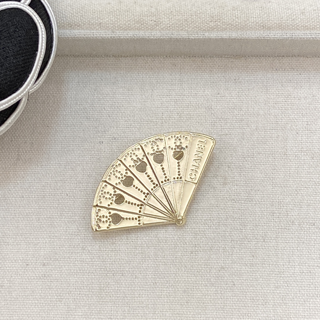 TOP CHANEL Folding Fan Brooch - Gold