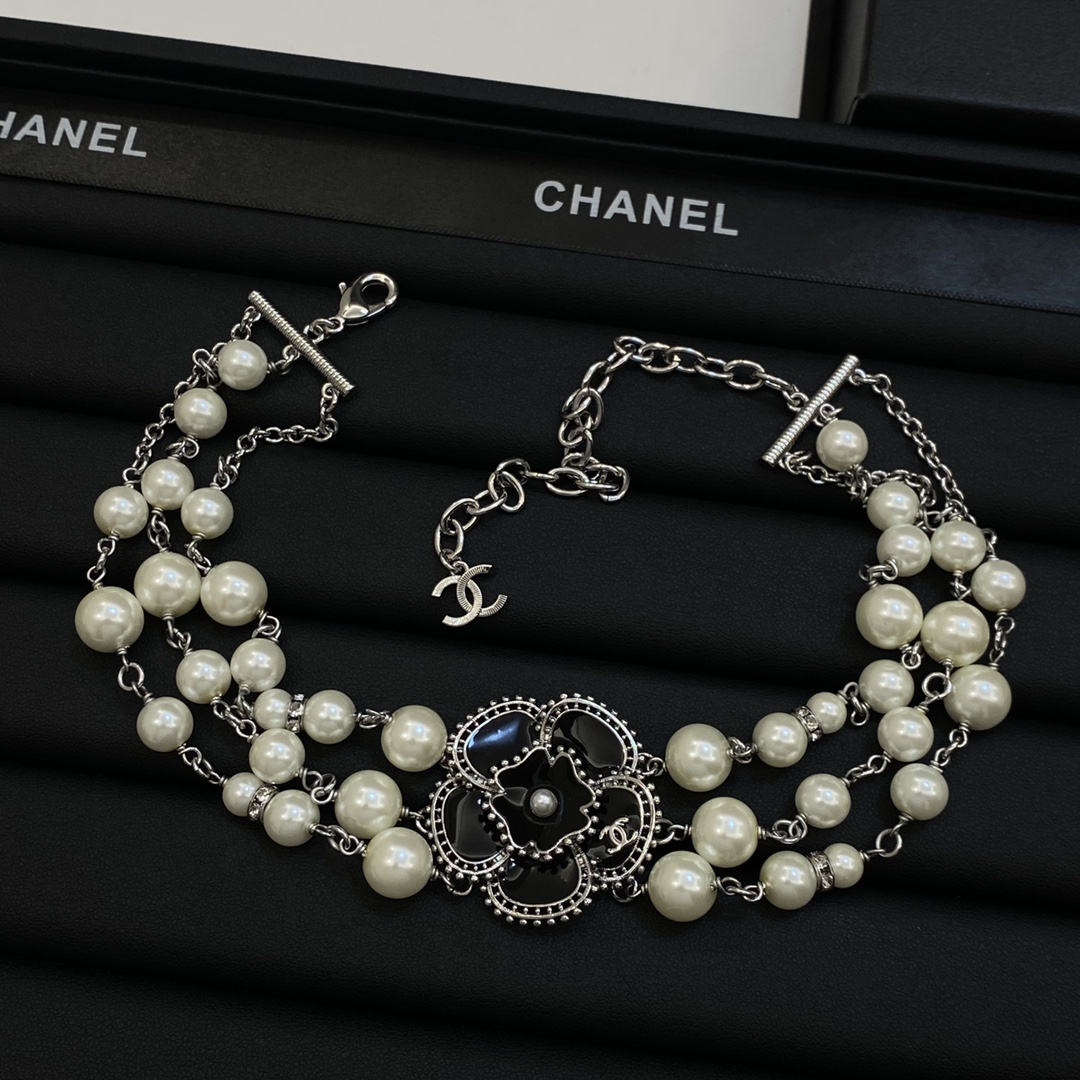 TOP CHANEL Sweater Chain with Pearl and Flower - Silver