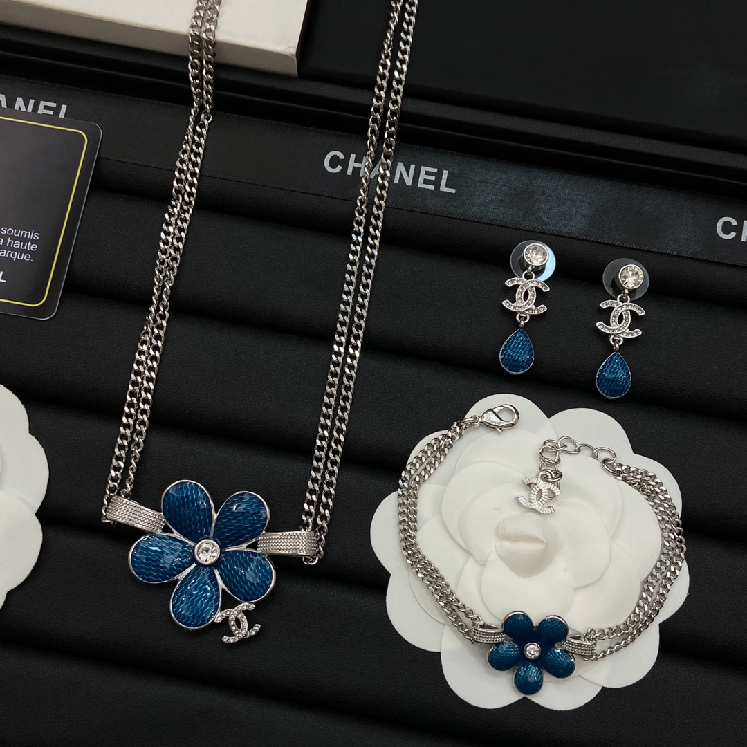 TOP CHANEL Necklace Bracelet Earrings Set - Silver