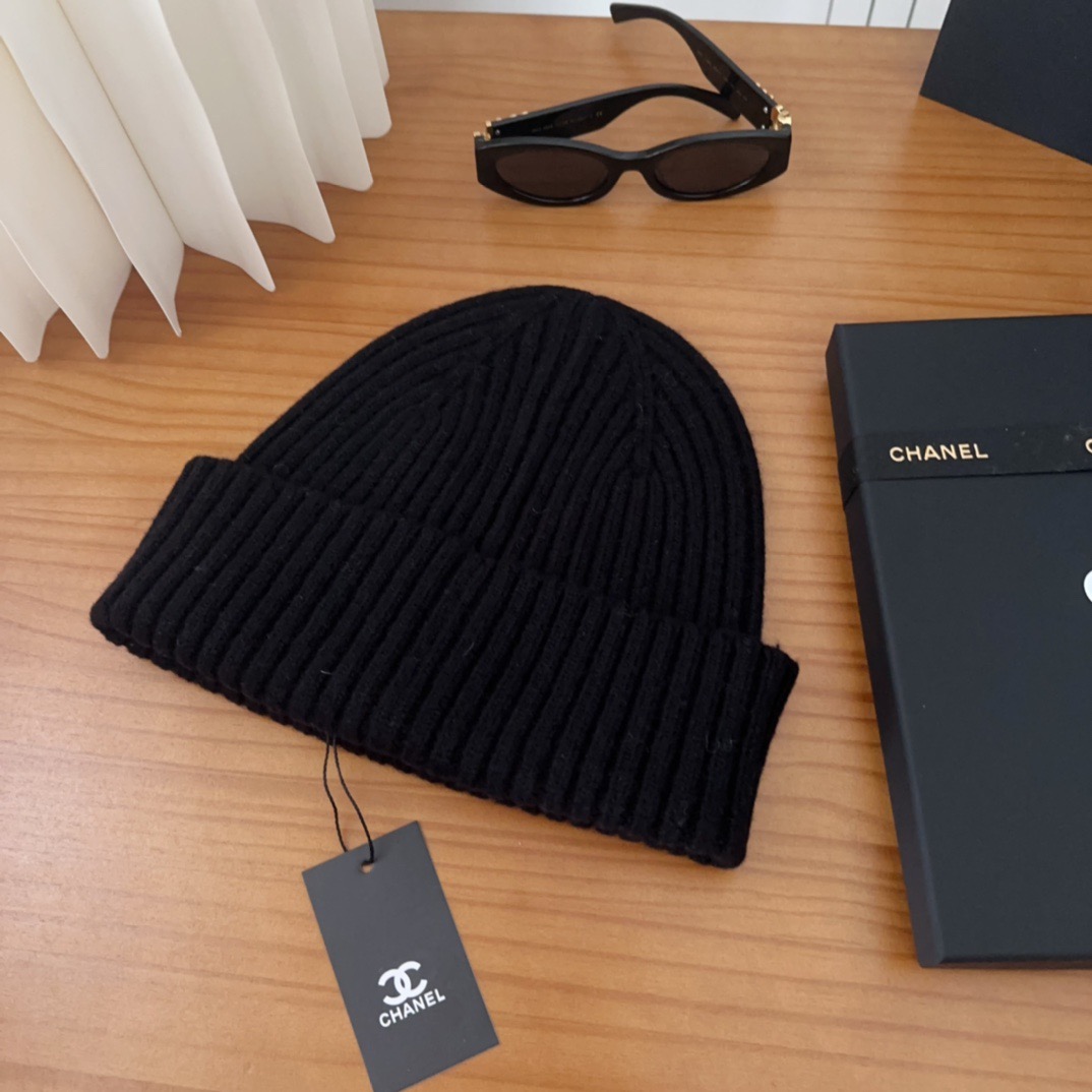 TOP CHANEL Knitted  Hat - Black