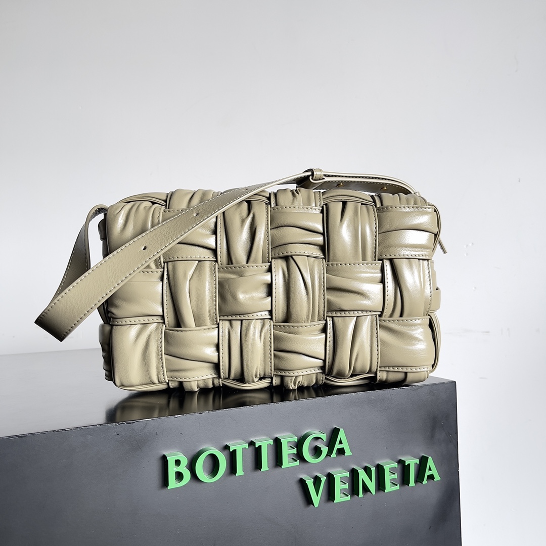 TOP Bottega Veneta BV Cassette Underarm Bag Shape With Pleats Bag - Taupe