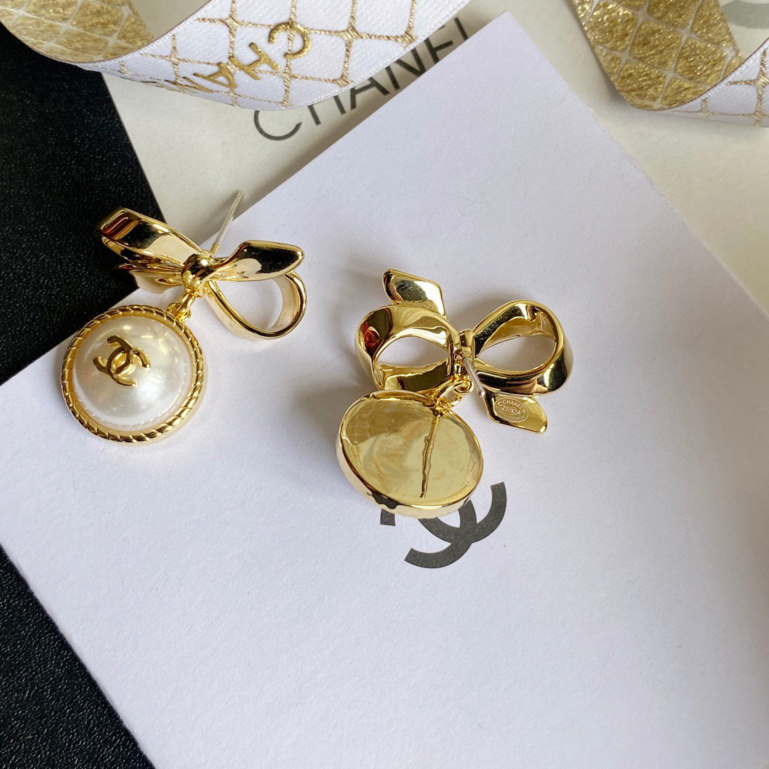 TOP CHANEL Logo Pearls Gold Bow Earrings