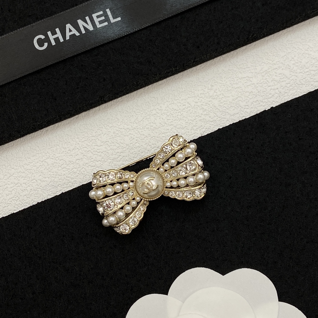 TOP CHANEL Bow Pearl Brooch - Gold