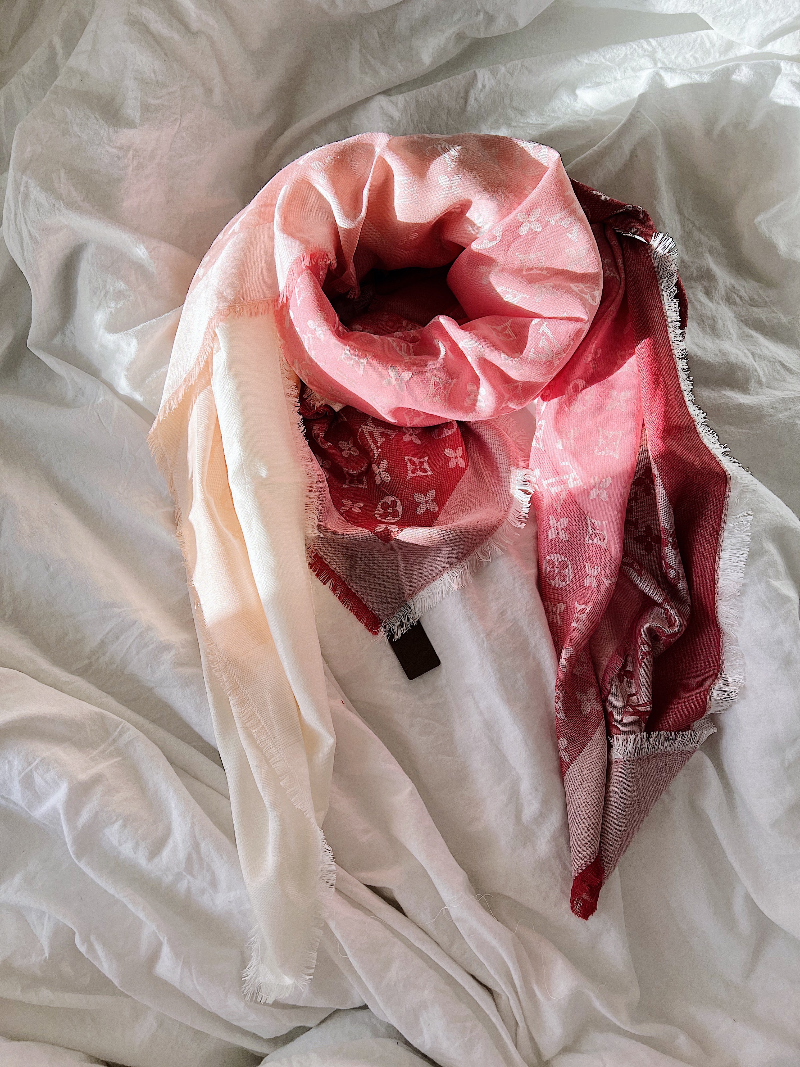 TOP Louis Vuitton LV L*V Big Square Scarf Ombré - Pink