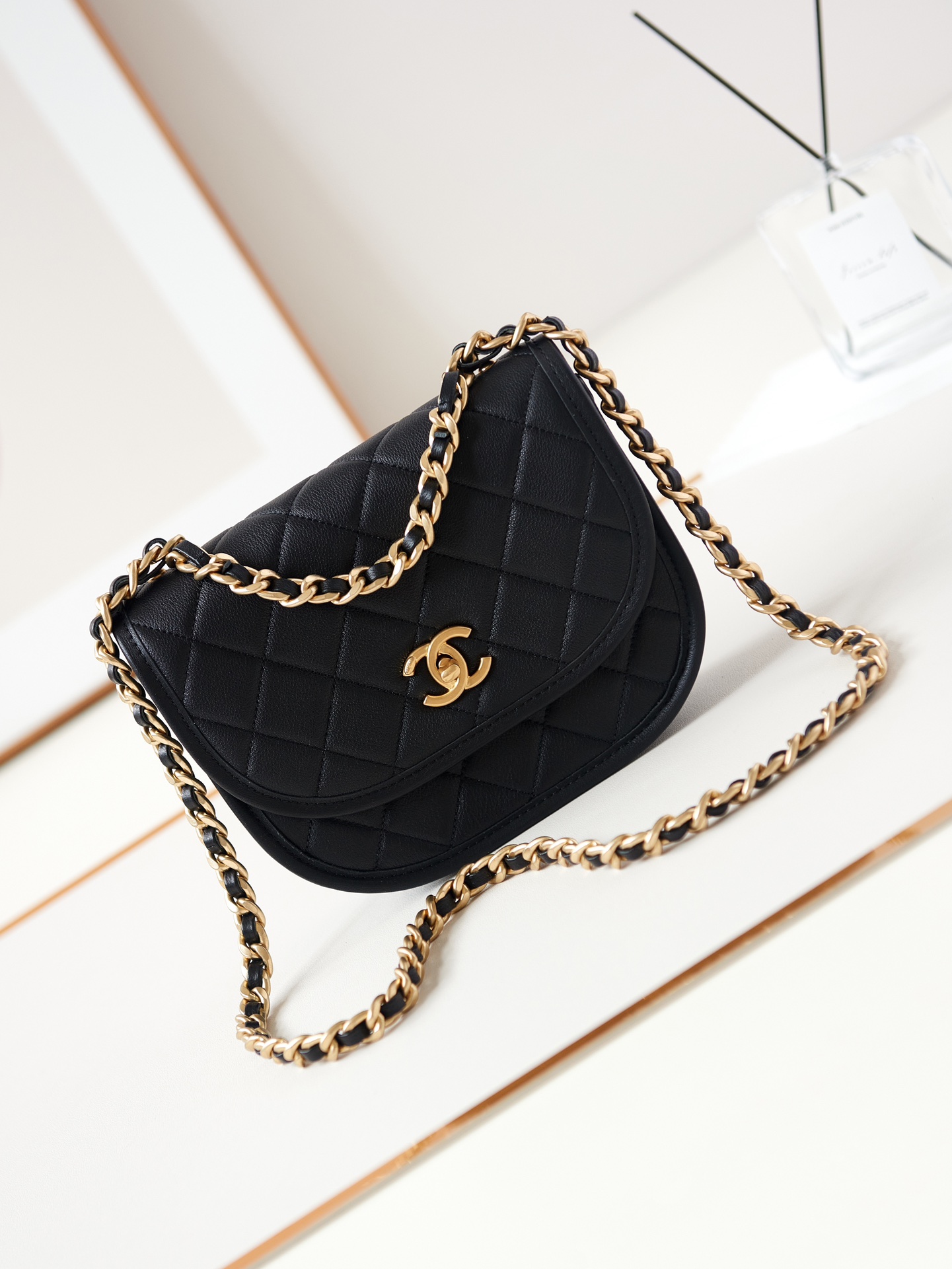 TOP CHANEL Saddle Bag Cowhide 15.5x21x6.5cm/16.5x23.5x5.5cm - 2 Color