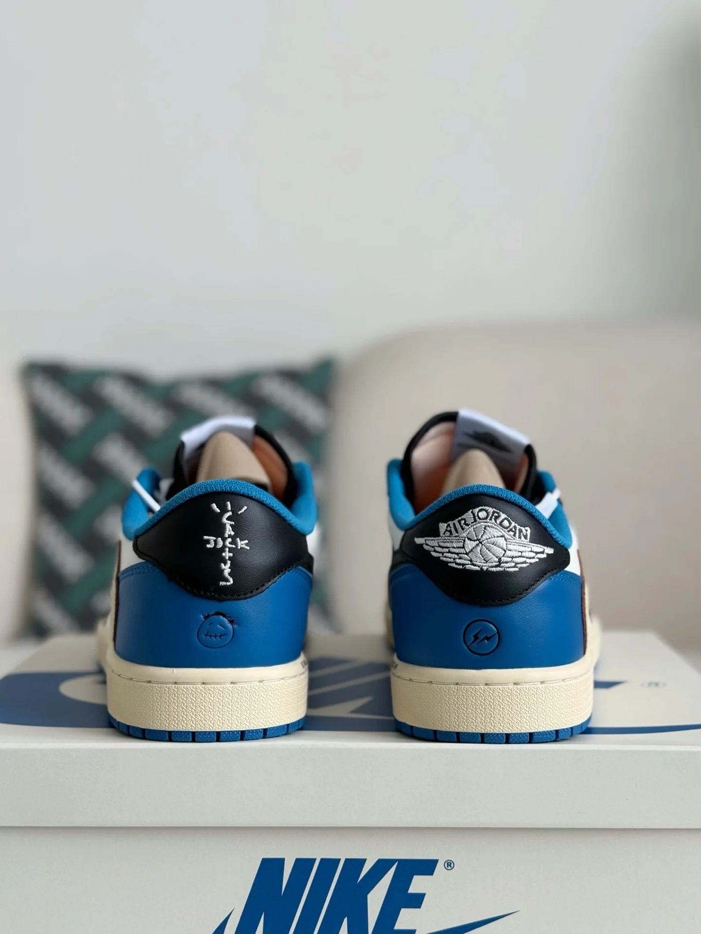 AAAShose White Black Blue Colorblock Low Top Sneakers Beige Reverse Swoosh Casual Skate Shoes Unisex