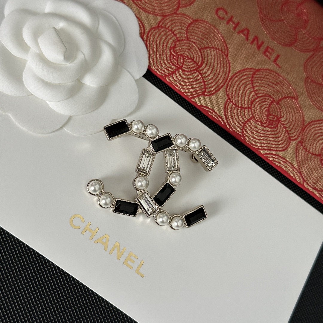 TOP CHANEL Pearl Brooch