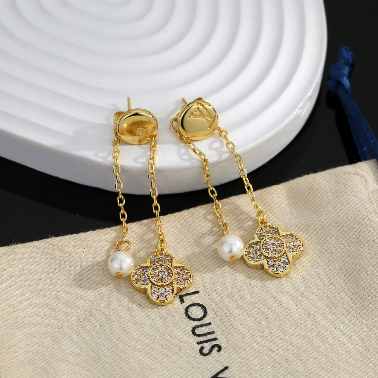 TOP Louis Vuitton LV Earrings - Gold