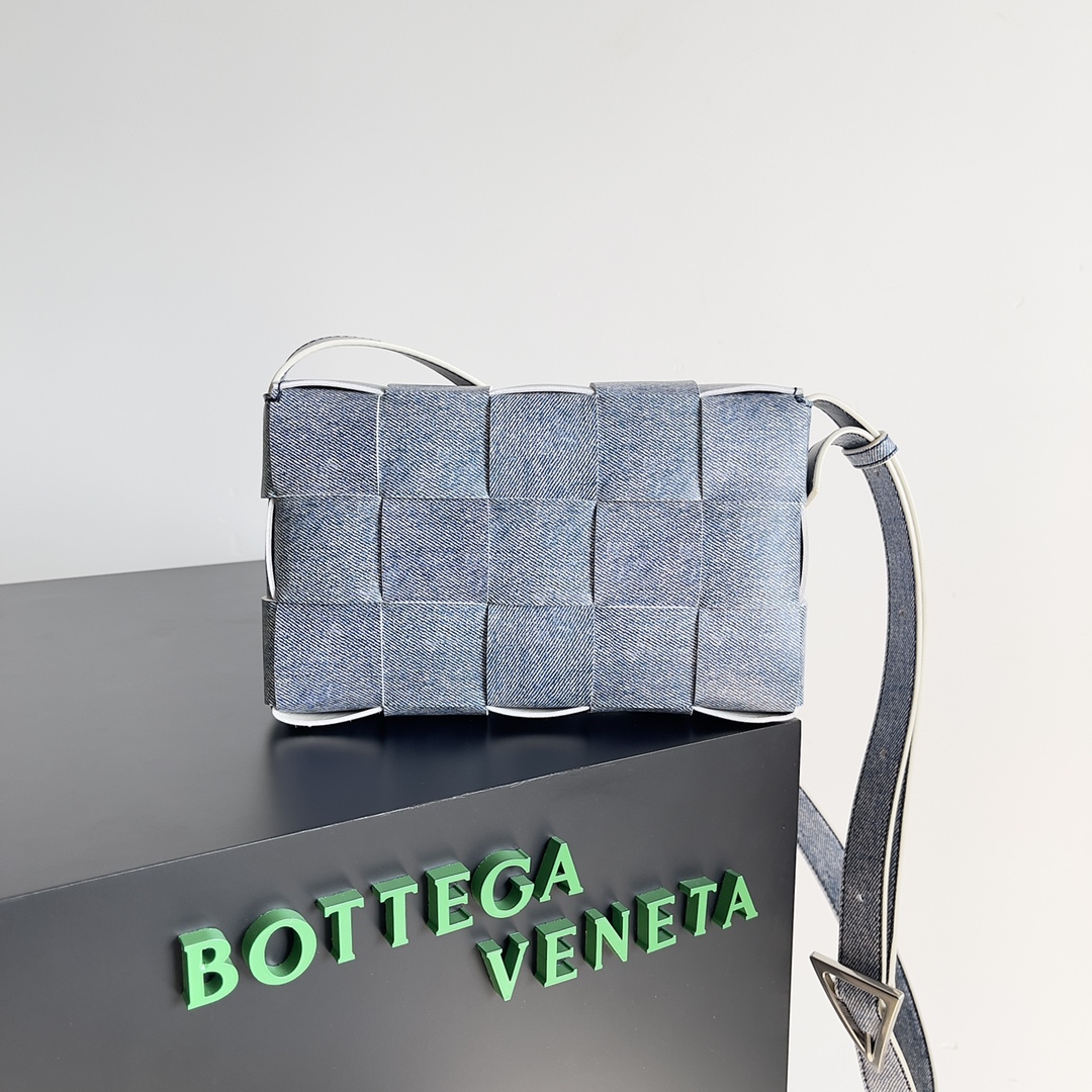 TOP Bottega Veneta BV Cassette Bag Sheepskin 23x15x5cm - Denim