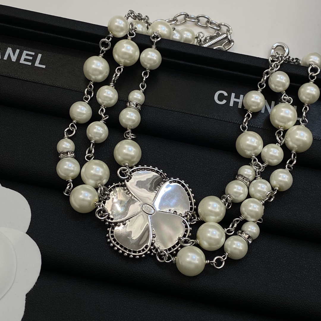 TOP CHANEL Sweater Chain with Pearl and Flower - Silver